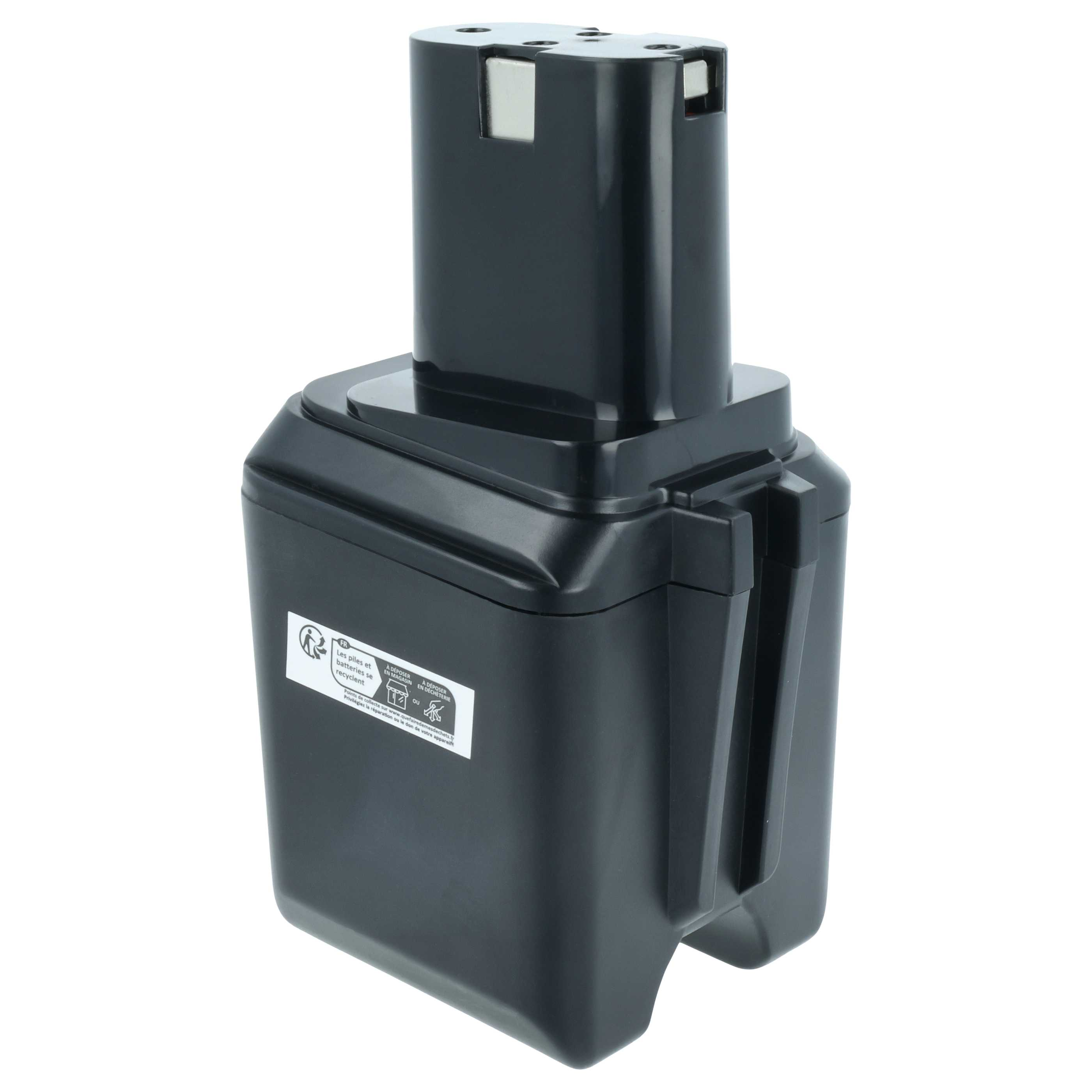 Schwarzer Akku mit Metallkontakten oben und einem Recycling-Aufkleber an der Seite.