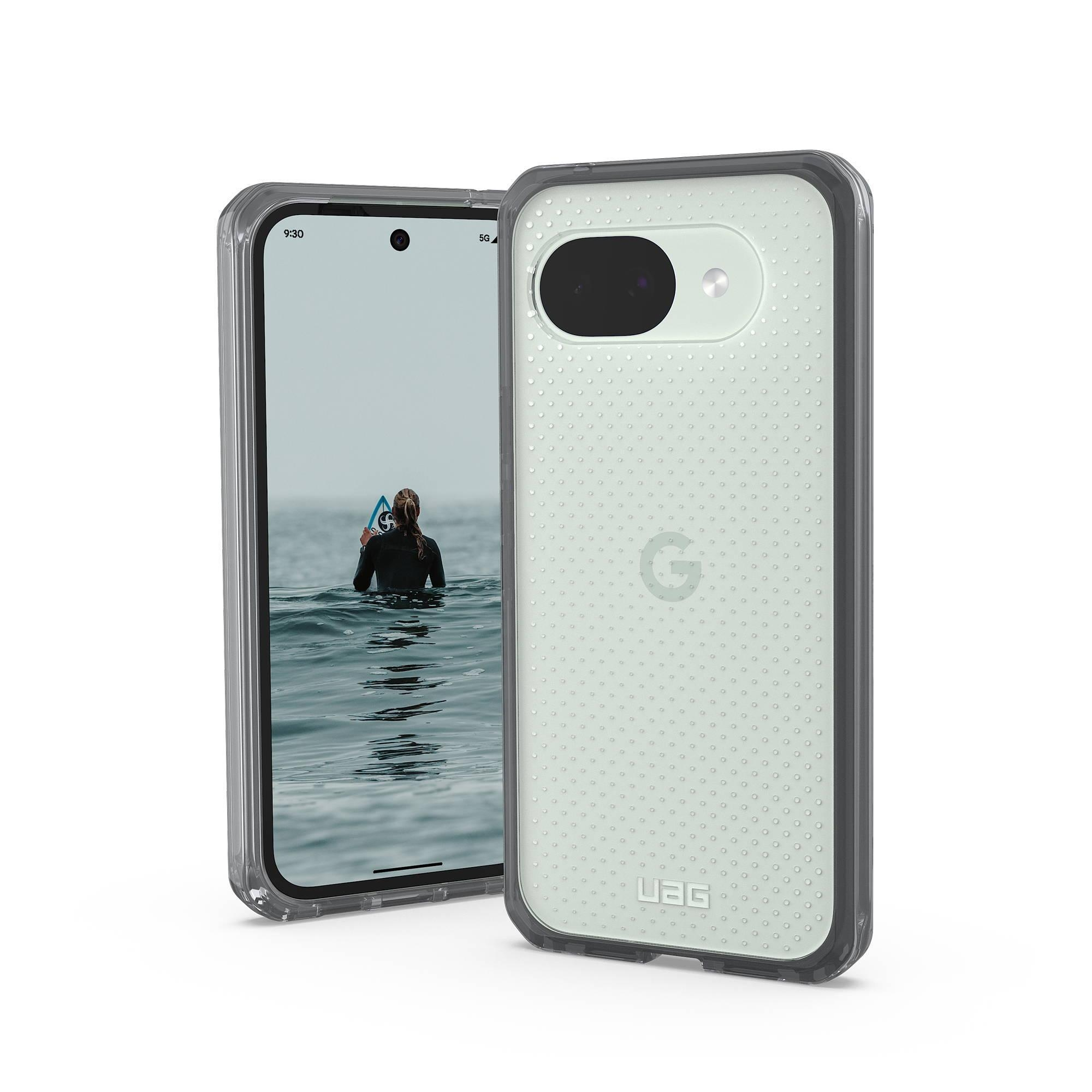 Ein hellgrünes Google Pixel 7a Handy mit Schutzhülle, das auf einem weißen Hintergrund steht.