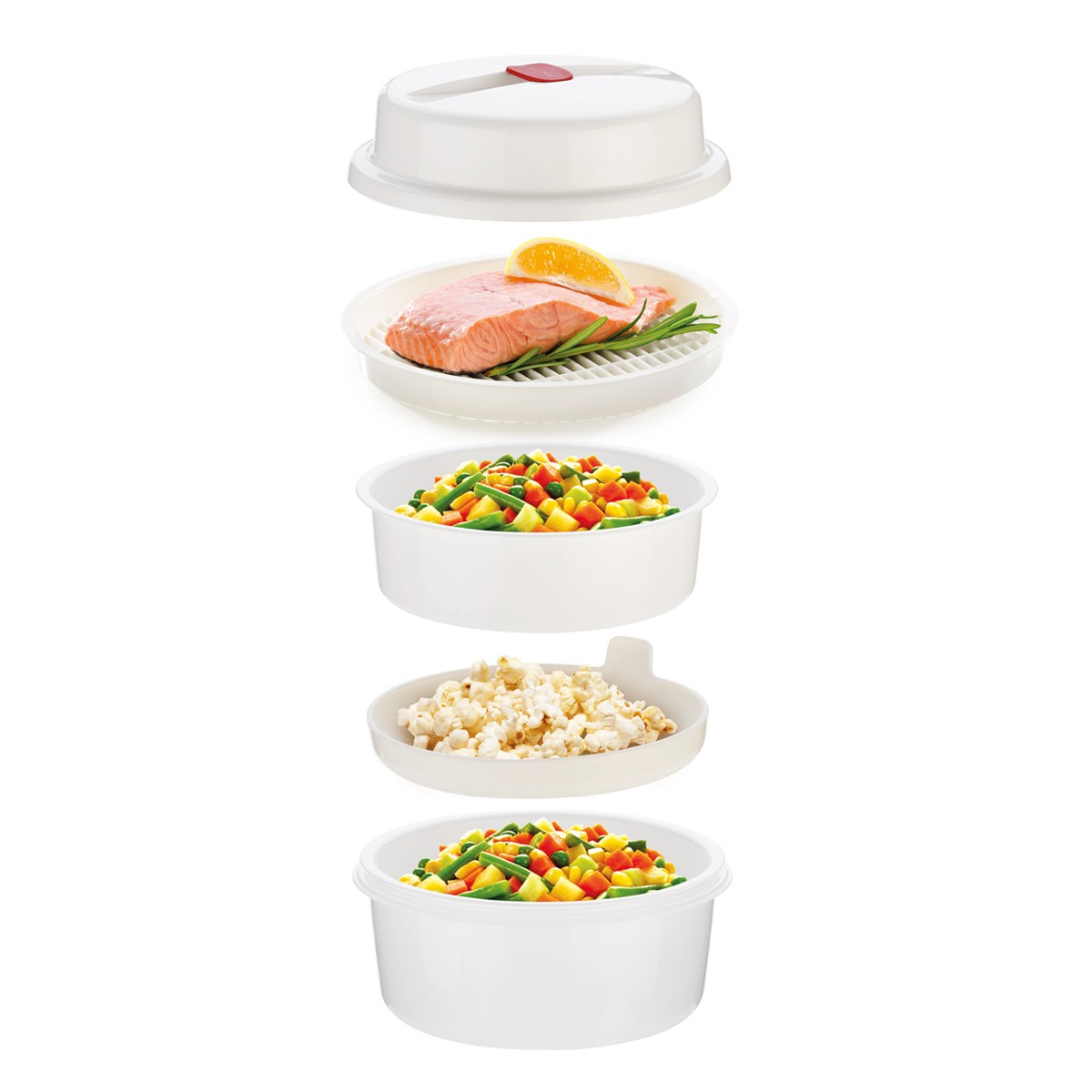 Ein weißer Dampfgarer mit Lachs, Gemüse und Popcorn in Schichten.
