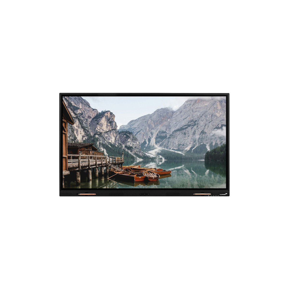 Holzboote am Steg bei einem Bergsee mit einer Hütte.