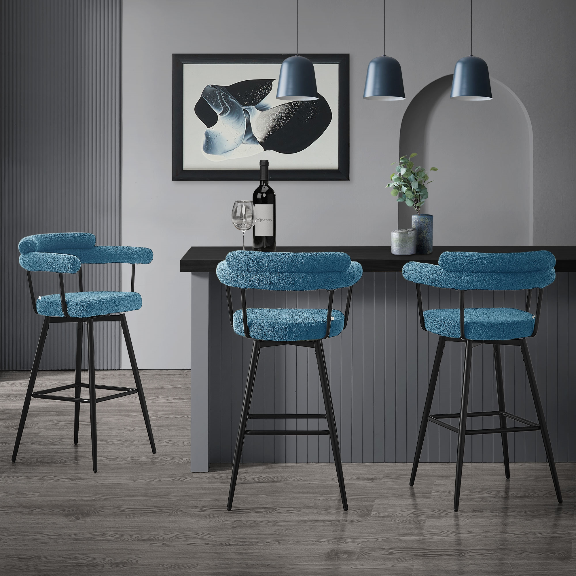 Drei blaue Barhocker mit Teddy-Stoffbezug stehen an einer Theke mit abstrakter Kunst.