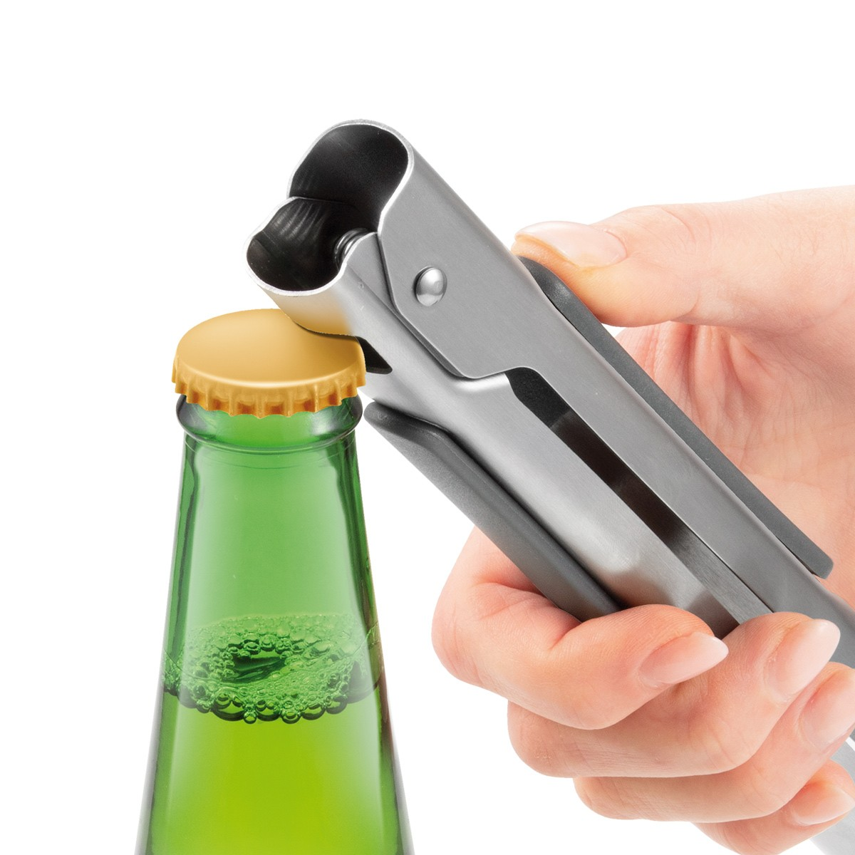 Eine Hand öffnet eine grüne Flasche mit einem Flaschenöffner.