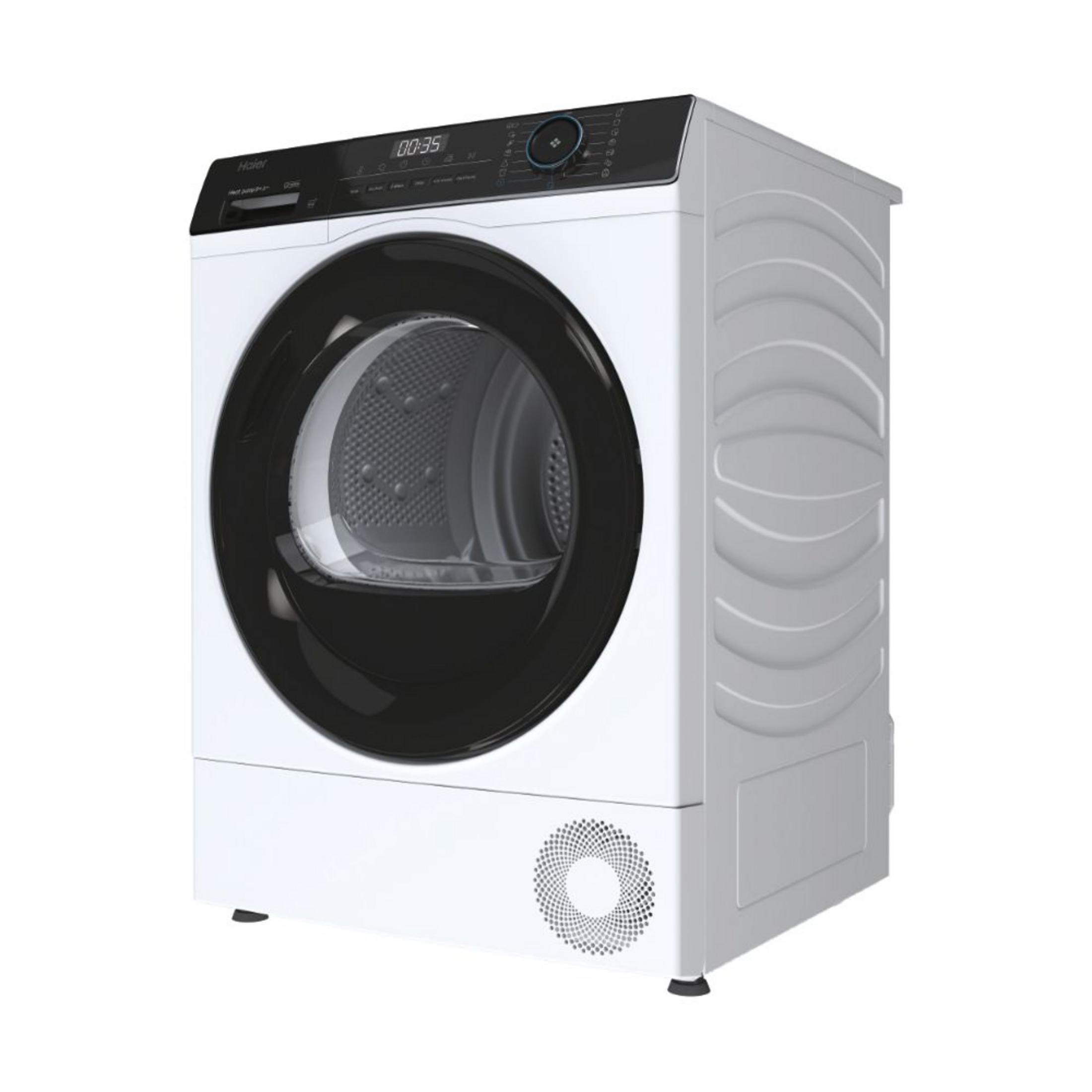 Siyah kapılı ve dijital ekranlı beyaz bir Haier kurutma makinesi.