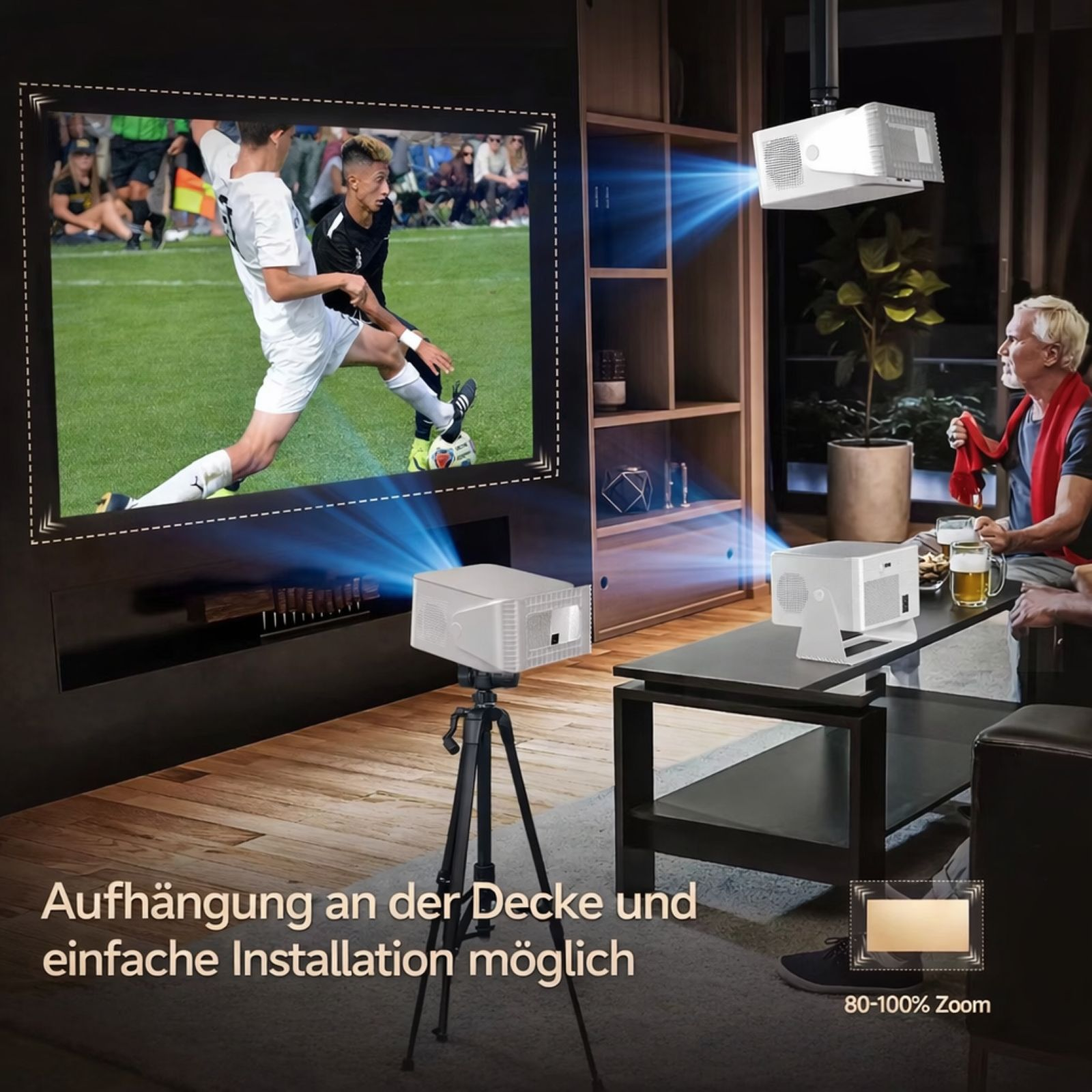 Zwei Projektoren zeigen ein Fußballspiel. Einer auf einem Stativ, der andere an der Decke.