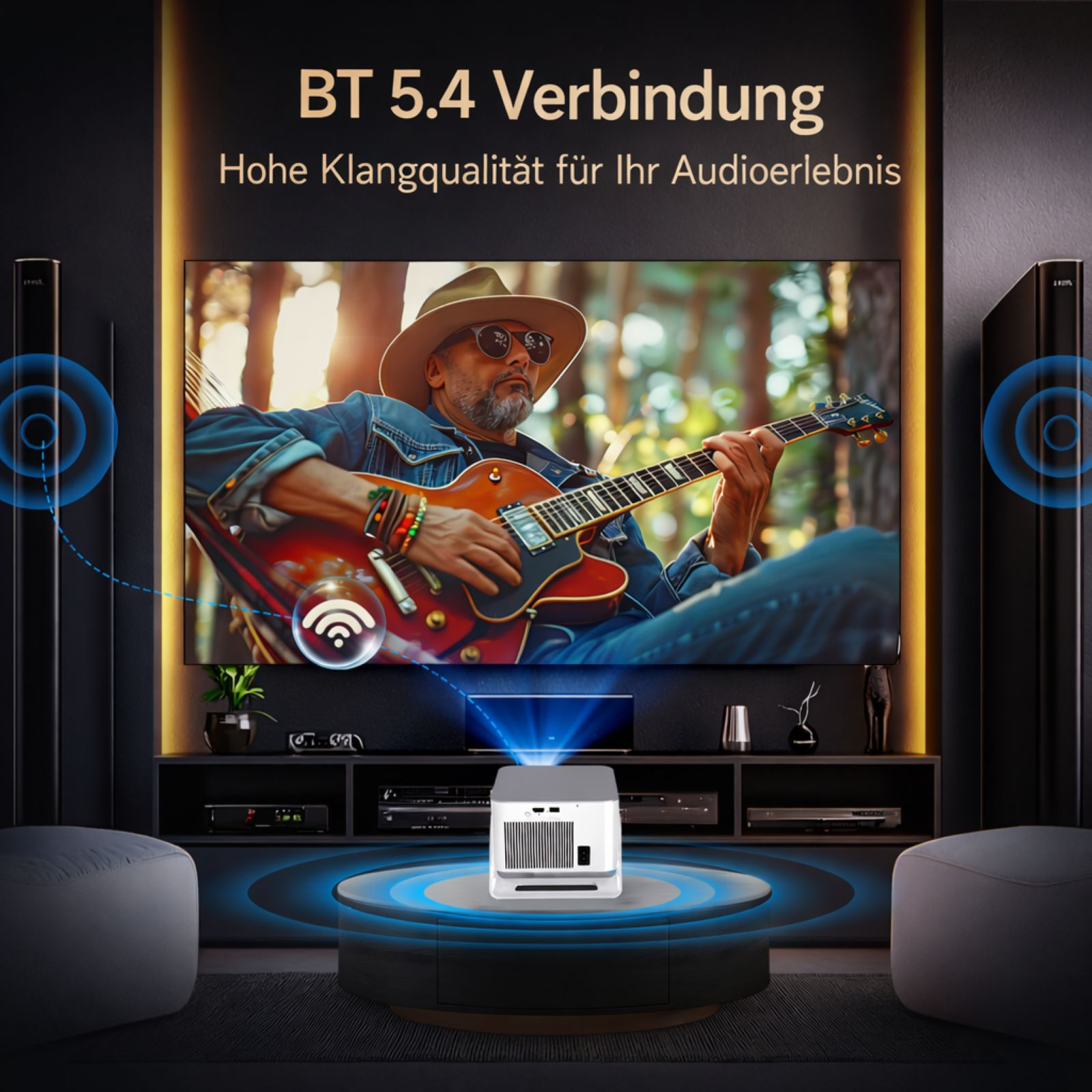 Ein Mann mit Hut spielt Gitarre, während ein Projektor Inhalte wiedergibt.