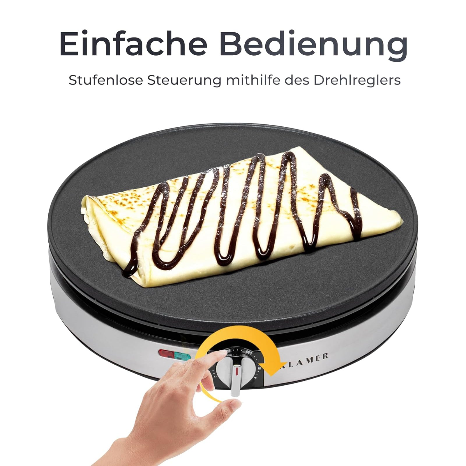 Ein Crepe mit Schokoladensauce auf einer Heizplatte, von einer Hand bedient.