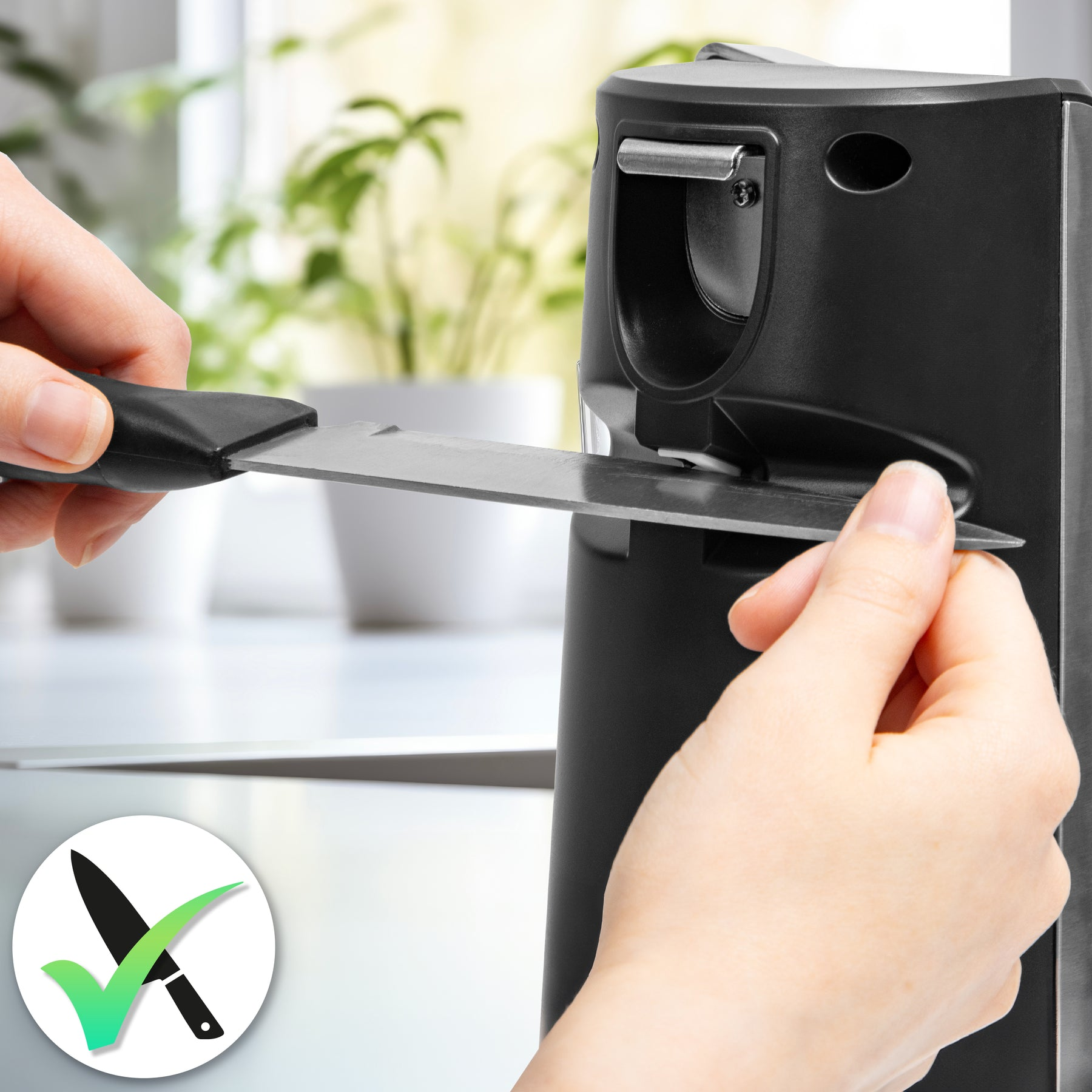 Eine Person schärft ein Messer in einem schwarzen elektrischen Schärfgerät. Links ist ein Symbol.