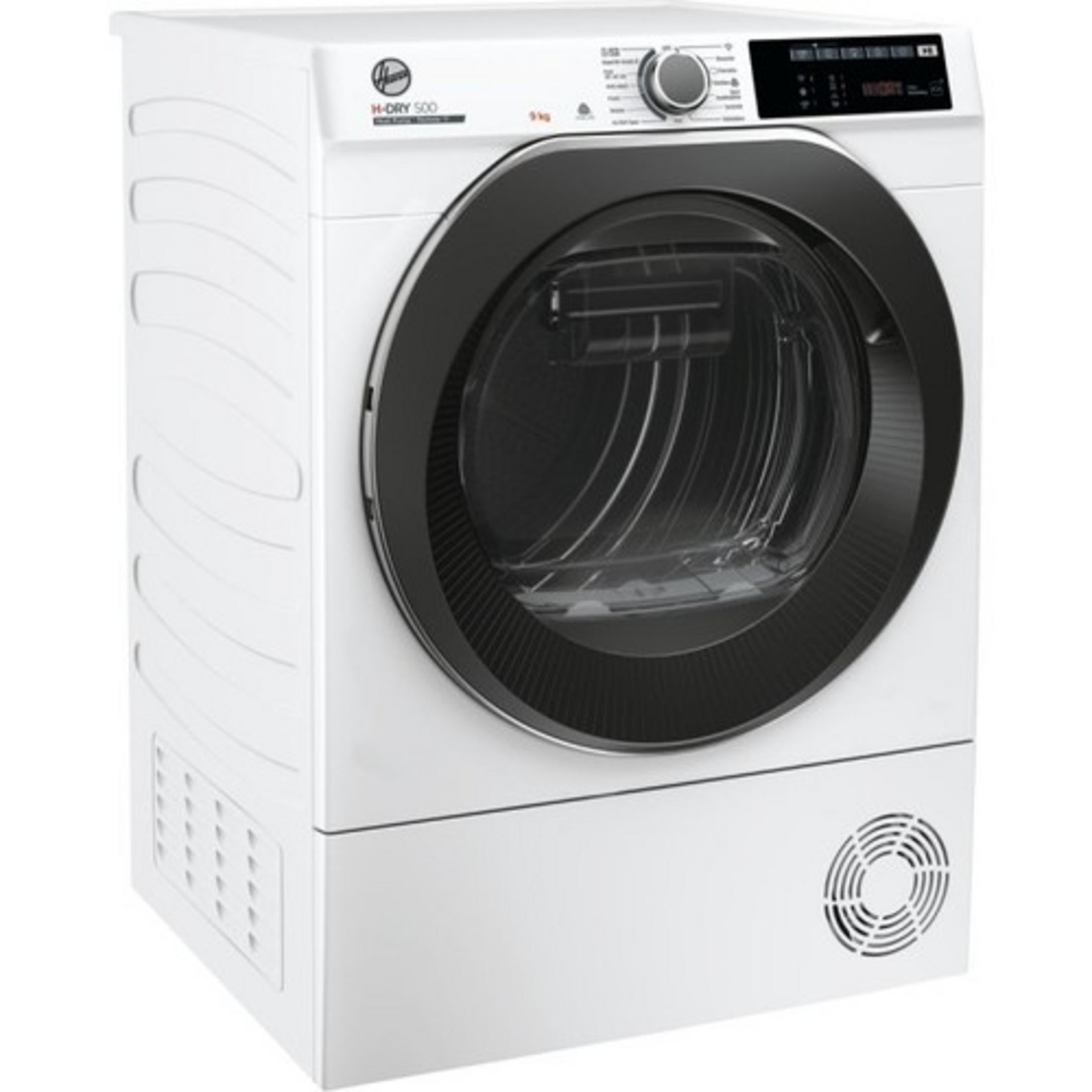 Siyah kapılı ve kontrol panelli beyaz çamaşır kurutma makinesi.