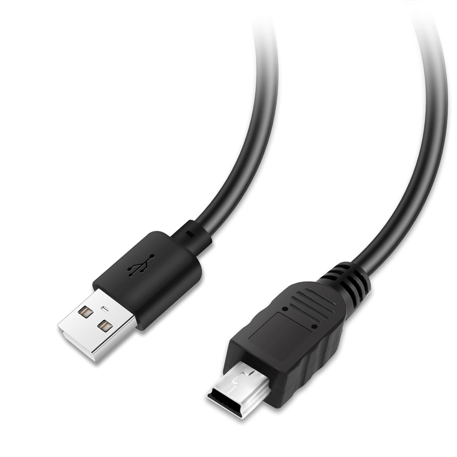 Un cavo USB-A a mini-USB nero con connettori argentati su sfondo bianco, posizionato in diagonale.
