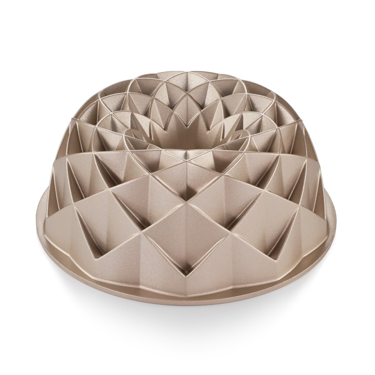 Eine goldene Kuchenform mit geometrischem Muster und einem zentralen Loch.