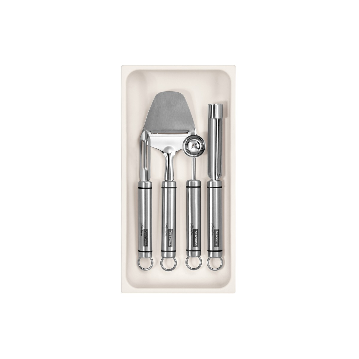 Set aus vier silbernen Küchenwerkzeugen in einer cremefarbenen Schubladeneinlage.