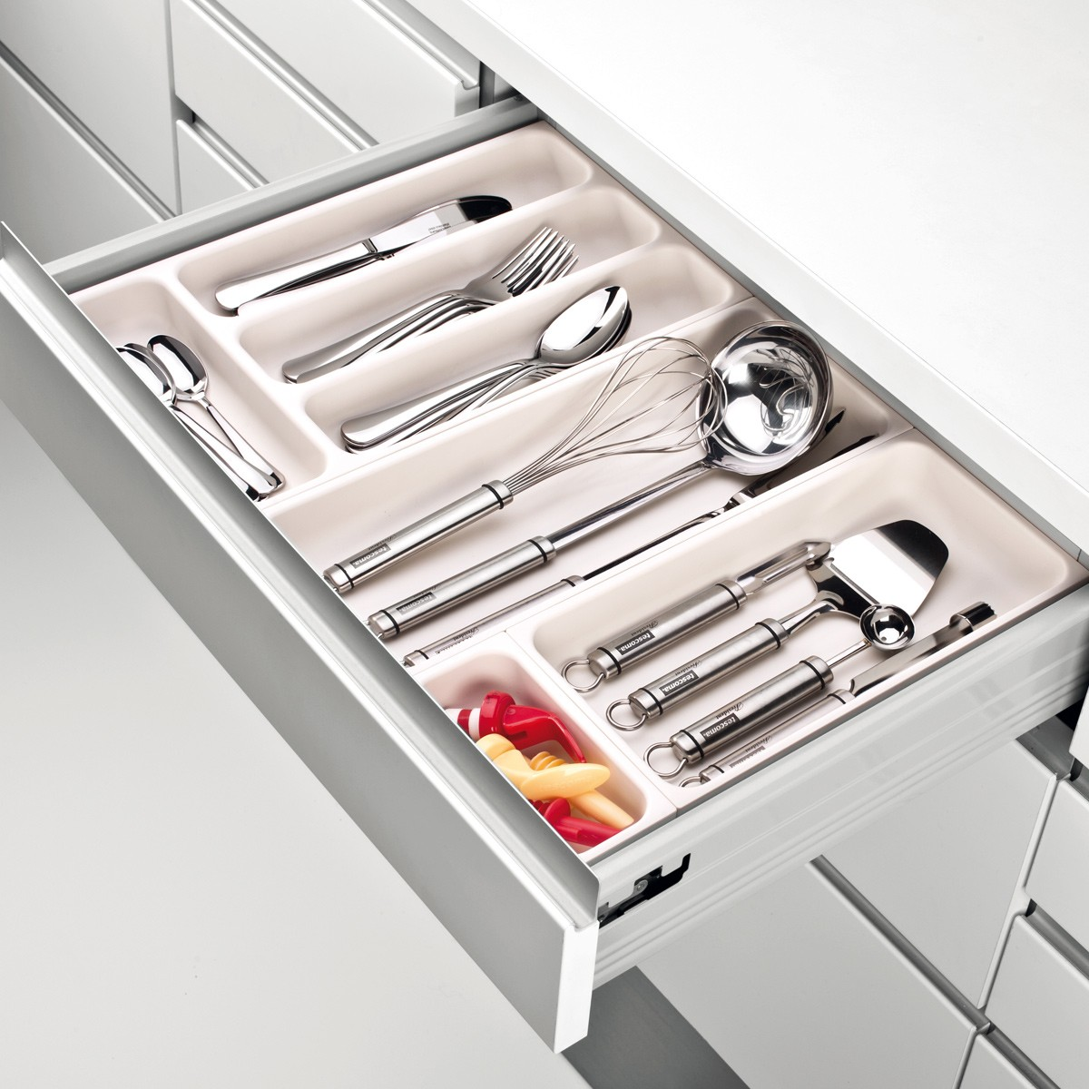 Ein offenes Schubfach mit Küchenutensilien in einem Organizer.