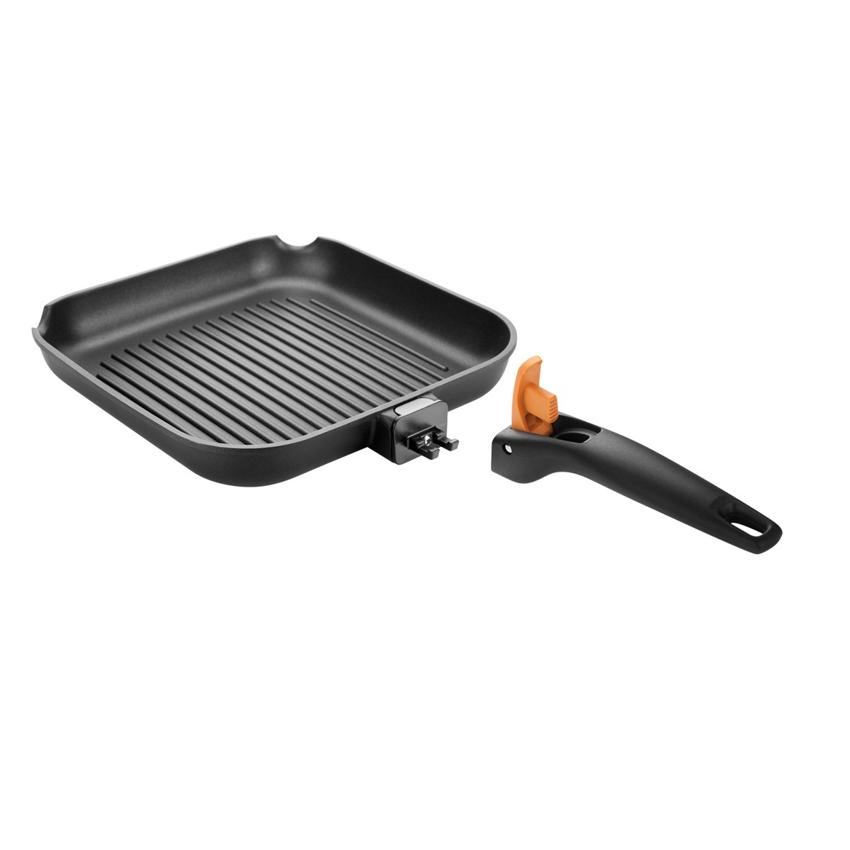 Eine schwarze Grillpfanne mit abnehmbarem orangefarbenen Griff, isoliert auf Weiß.