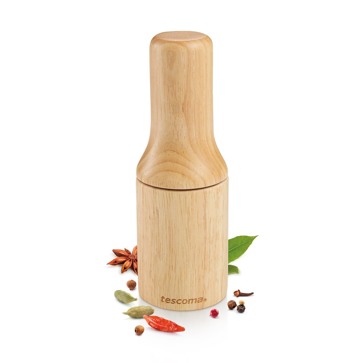 Eine hölzerne Gewürzmühle mit verschiedenen Gewürzen wie Sternanis, Chili und Pfefferkörnern.