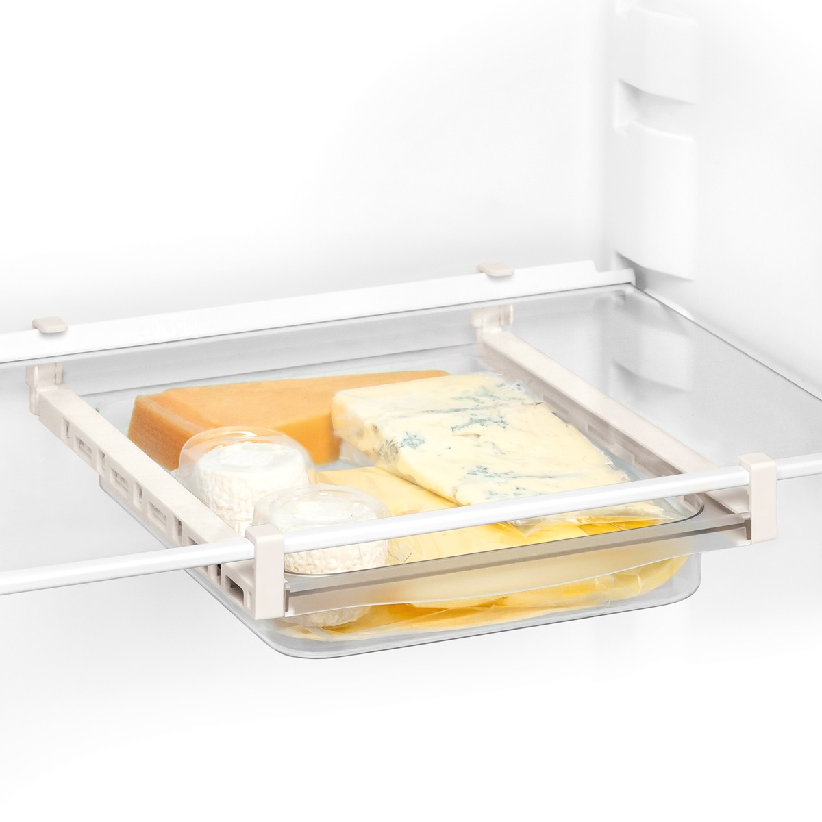 Ein Fach mit verschiedenen Käsesorten in einem Kühlschrank.