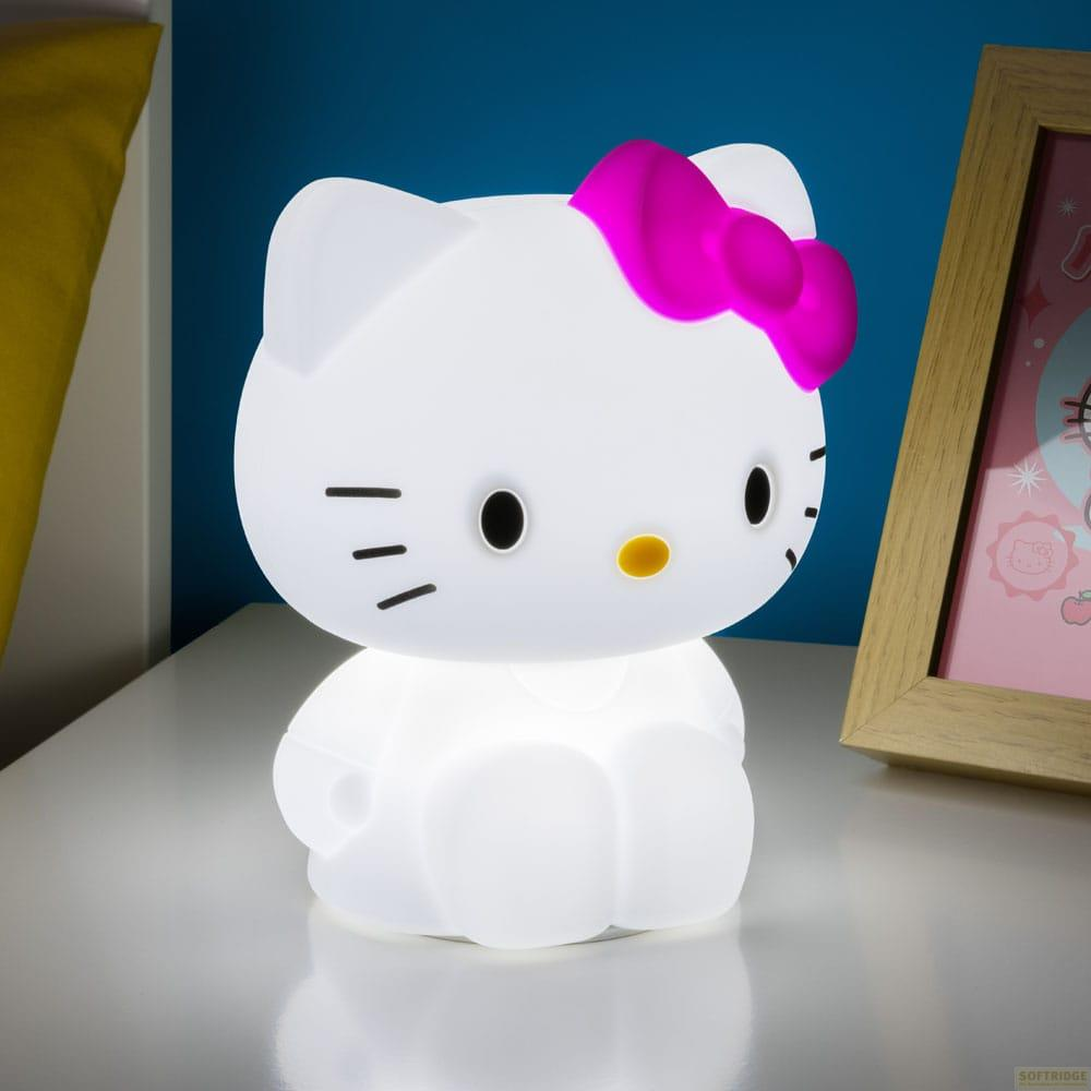 Eine leuchtende weiße Hello Kitty Lampe mit einer pinken Schleife sitzt auf einem Tisch.