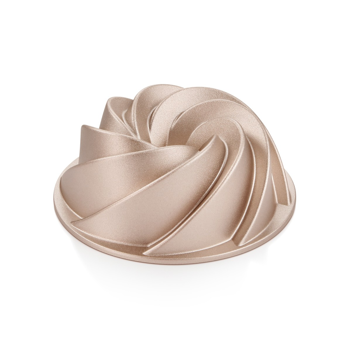Eine goldfarbene Gugelhupfform mit spiralförmigem Design.