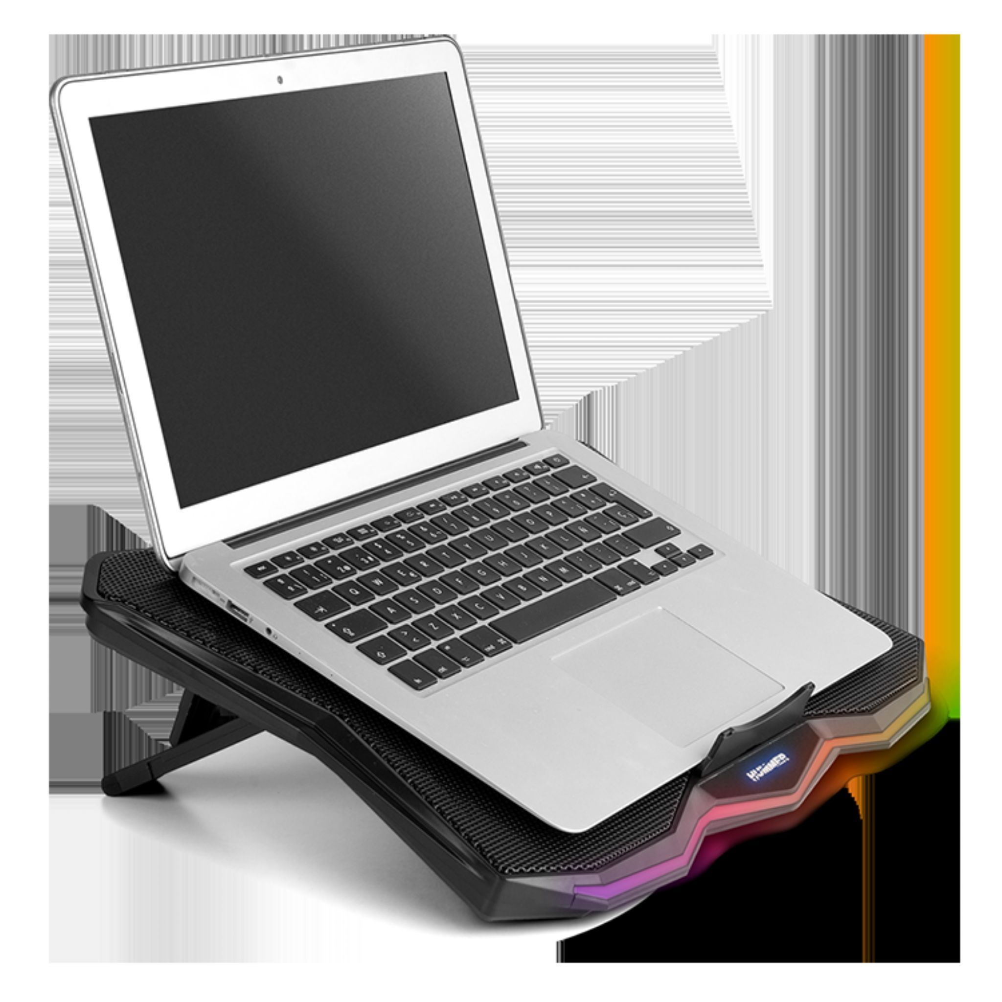 Un laptop poggia su una base di raffreddamento nera con illuminazione RGB.
