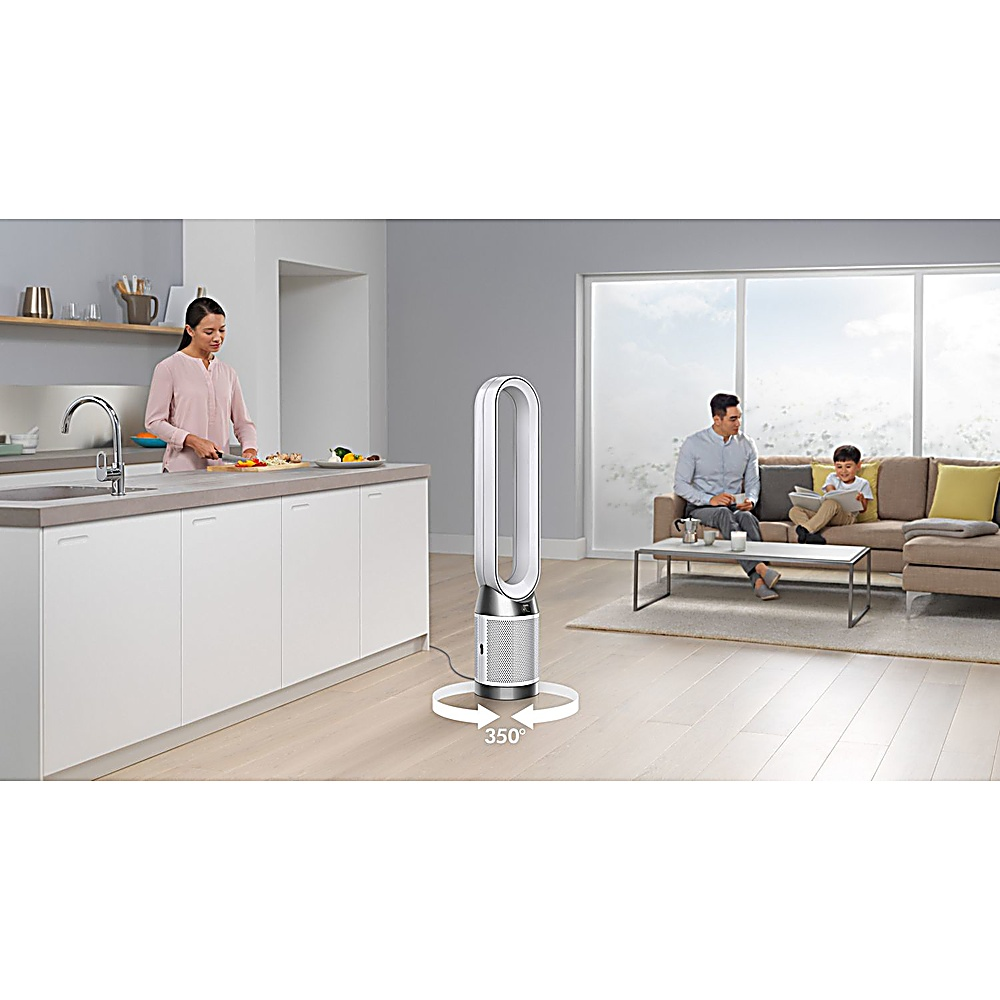 Un purificatore d'aria in soggiorno, mentre una donna cucina in cucina.