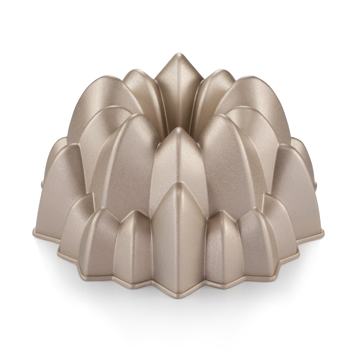 Goldene Gugelhupfform mit Blütenblattdesign, auf weißem Hintergrund.