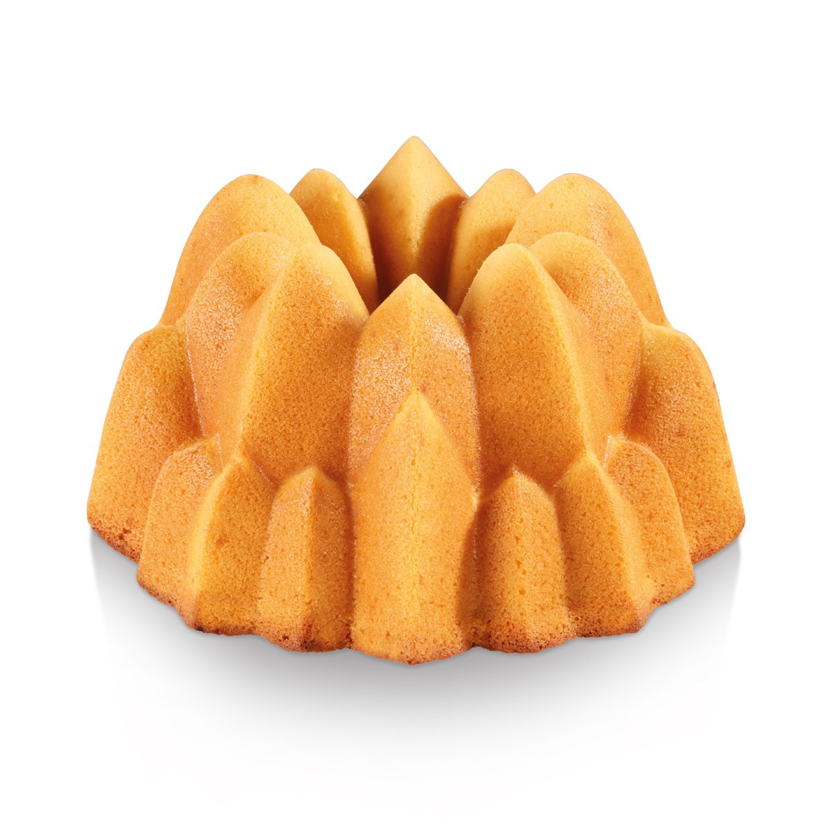 Ein goldbrauner Gugelhupf mit einer strukturierten Oberfläche, auf weißem Hintergrund.