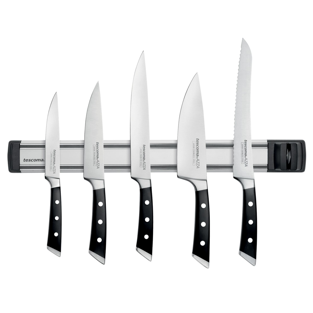 Fünf Küchenmesser mit schwarzen Griffen hängen an einer magnetischen Leiste.