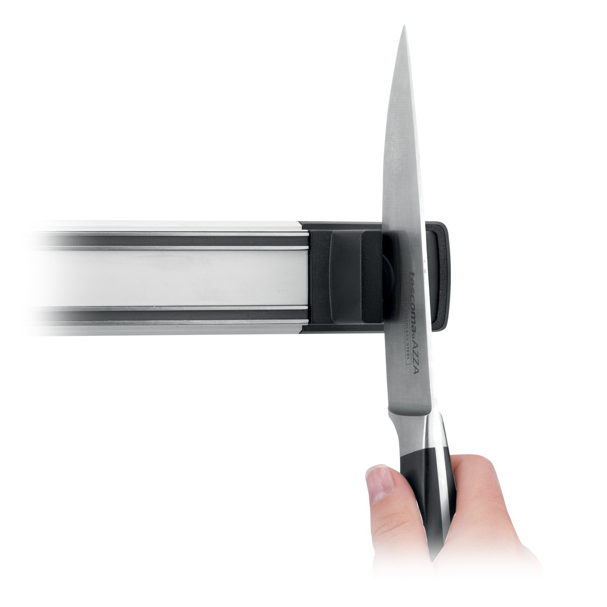 Eine Hand hält ein Küchenmesser an einer magnetischen Messerleiste.