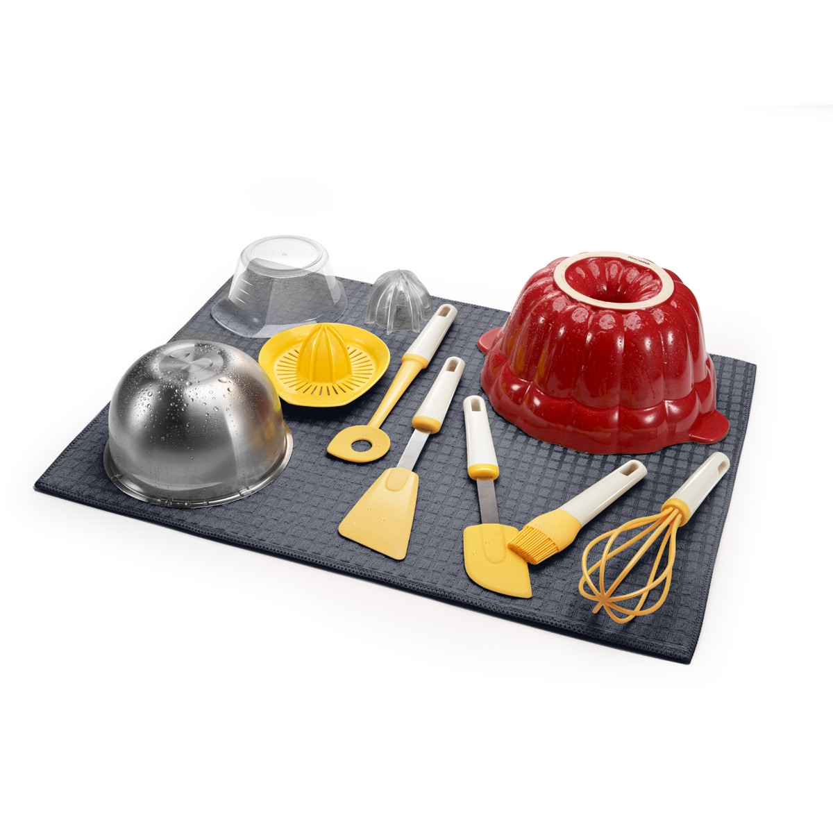 Backutensilien: Rote Gugelhupfform, Metallschüssel, Zitruspresse, Spatel, Pinsel, Schneebesen.