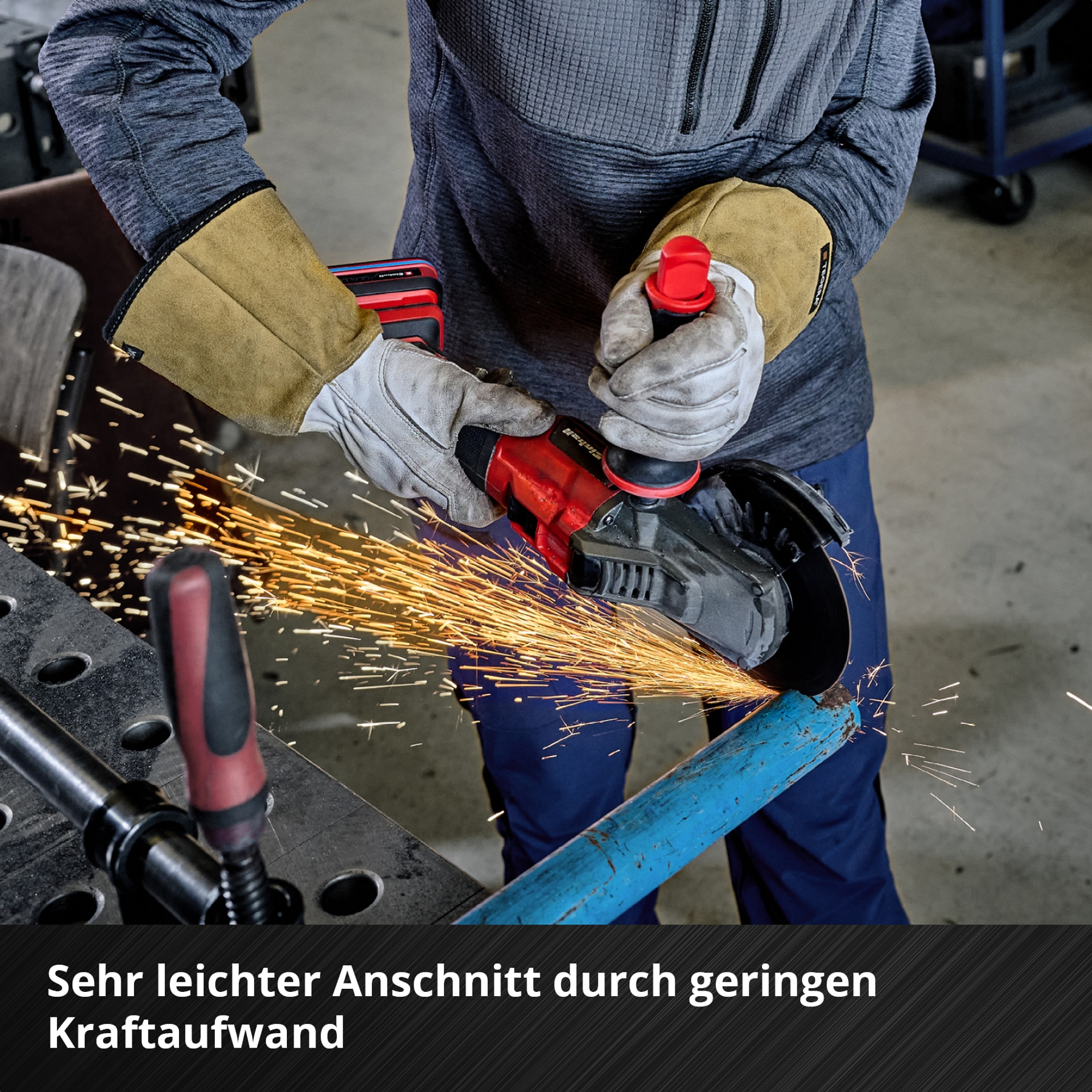 Ein Mann mit Schutzhandschuhen benutzt einen Winkelschleifer, Funken sprühen.
