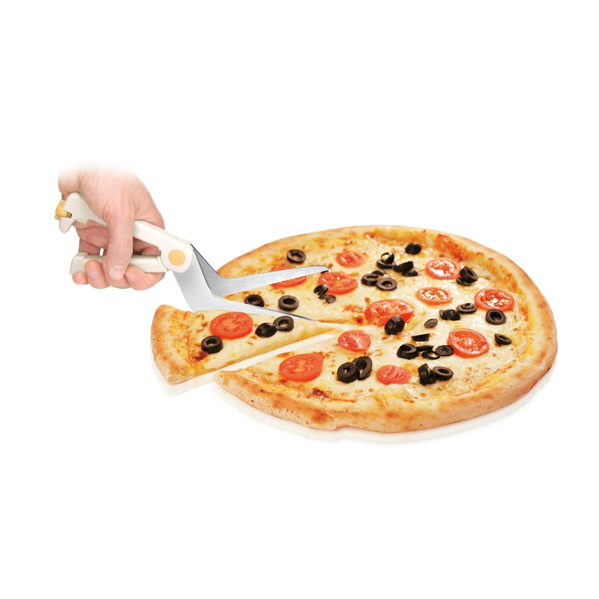 Eine Hand schneidet eine Pizza mit Tomaten und Oliven mit einer Schere.