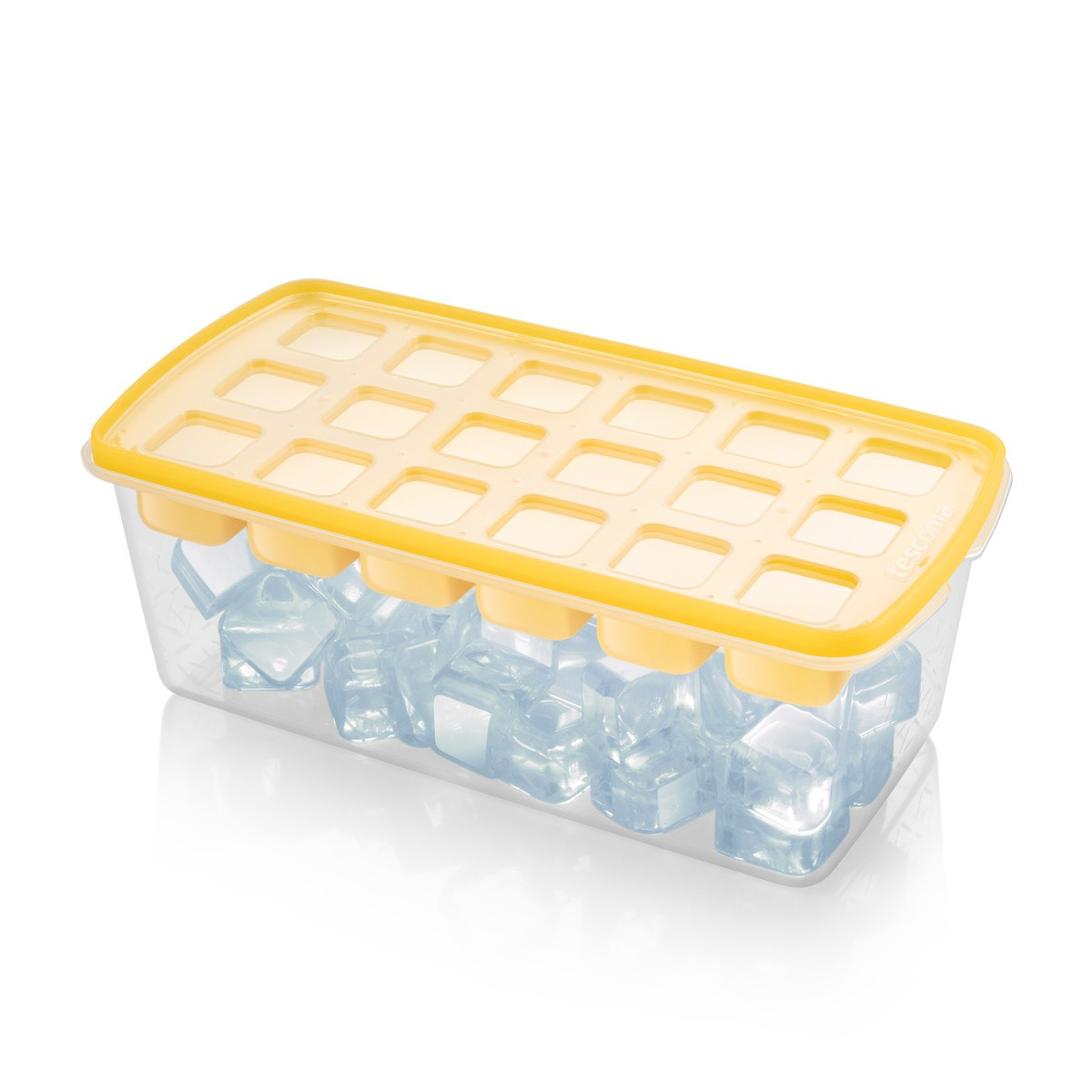 Ein durchsichtiger Eiswürfelbehälter mit gelbem Deckel und vielen Eiswürfeln.