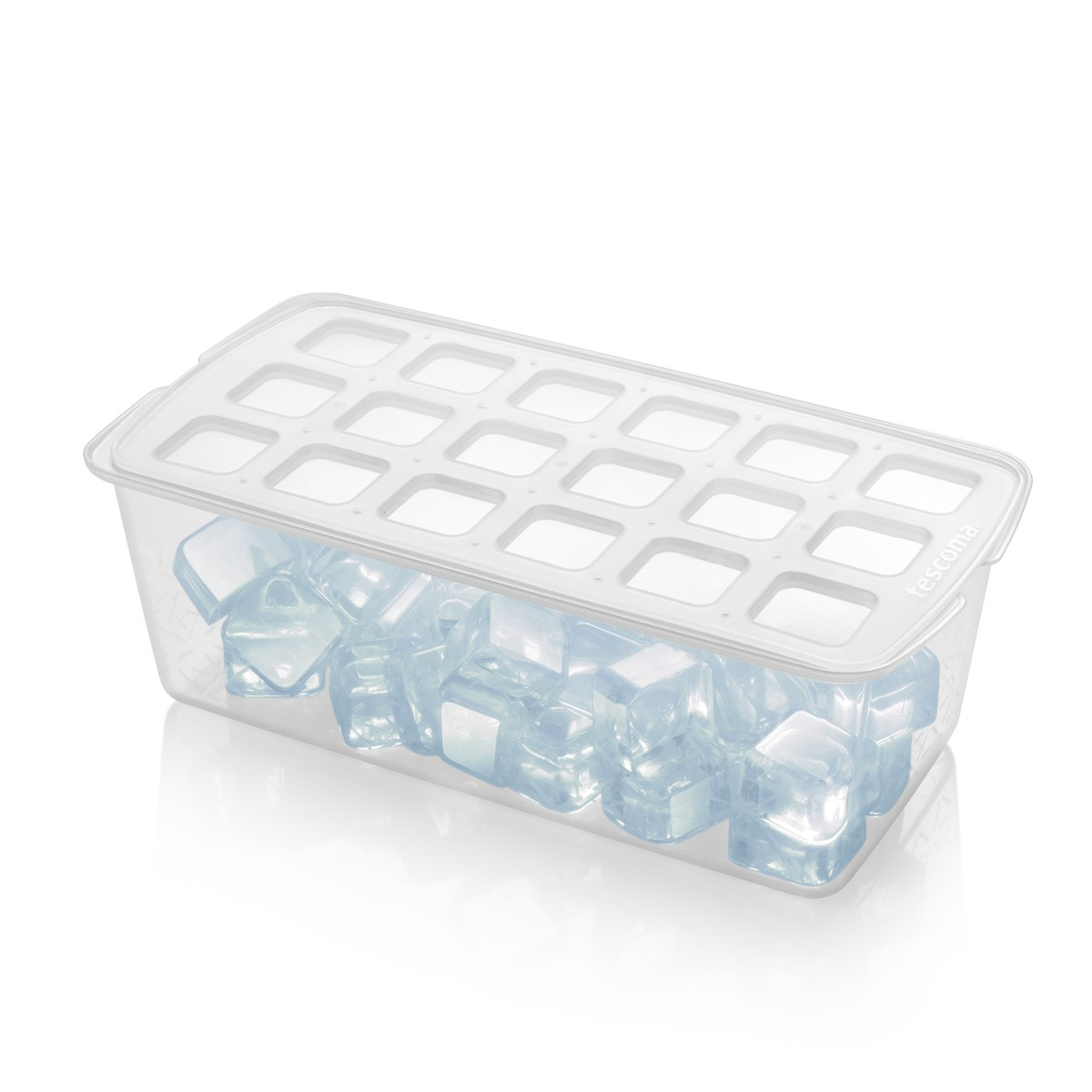 Ein transparenter Eiswürfelbehälter mit vielen Eiswürfeln und einem weißen Deckel.