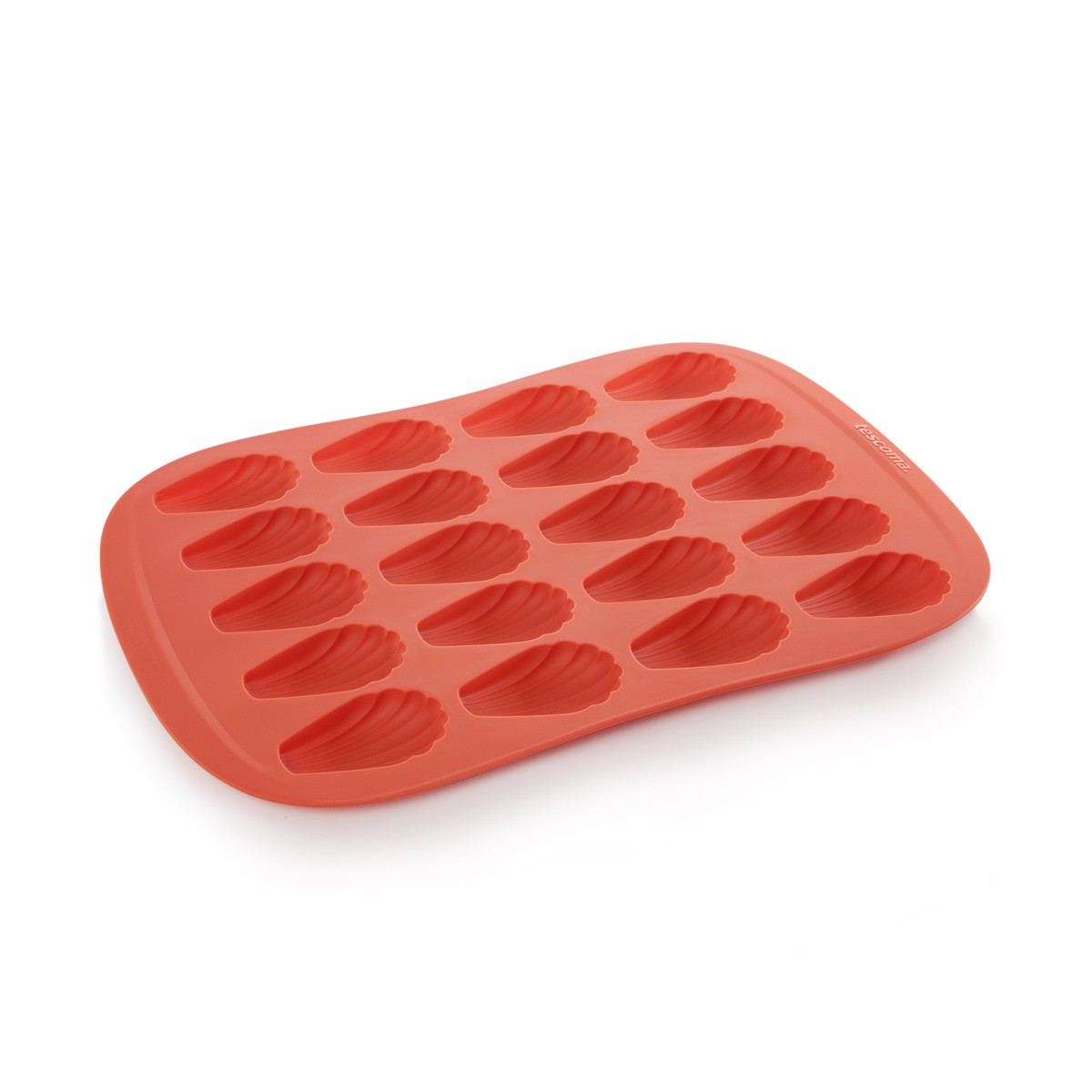 Rote Silikonform für 20 Muschelkuchen auf weißem Hintergrund.