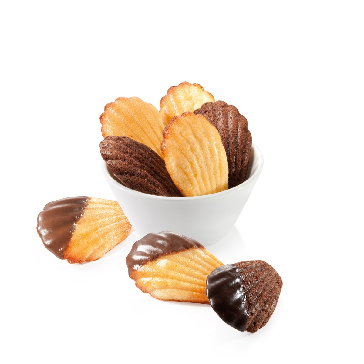 Madeleines in einer Schüssel, einige mit Schokolade überzogen.