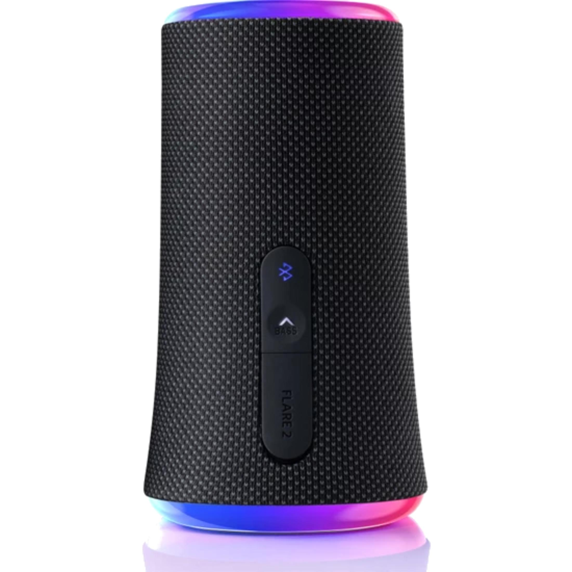 Altoparlante nero con base RGB luminosa e pulsanti di controllo.