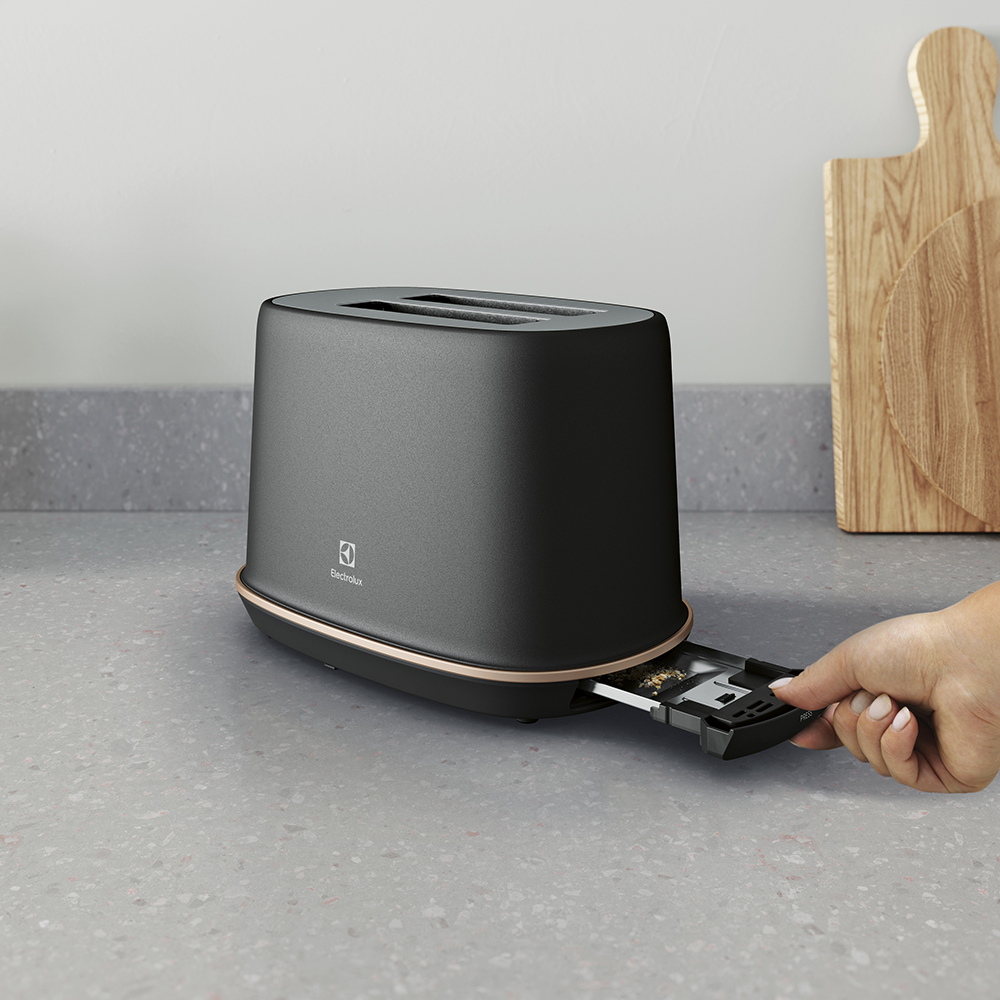 Czarny toster z wysuwaną tacką na okruchy.