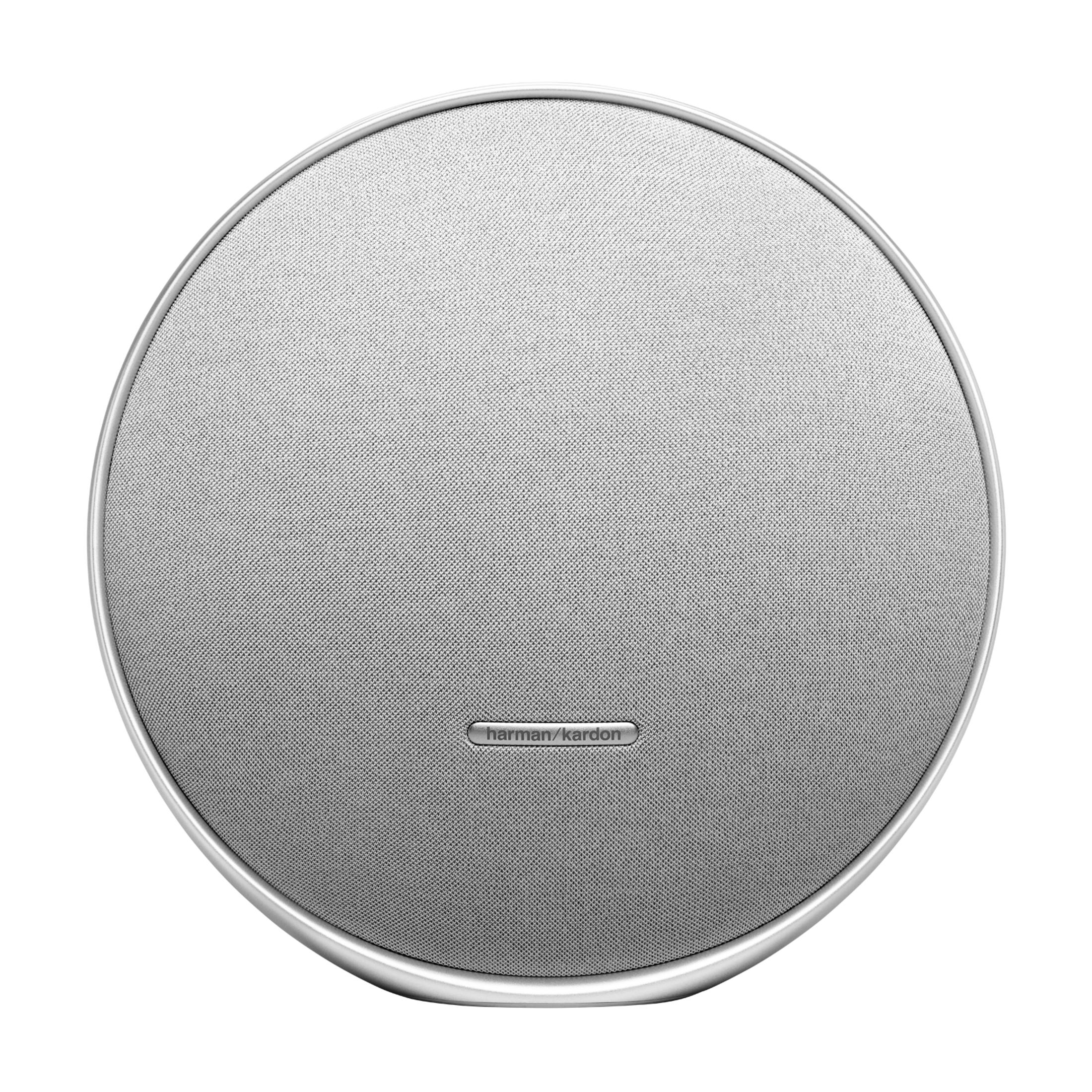 Altoparlante rotondo argentato con griglia in tessuto e logo harman/kardon.