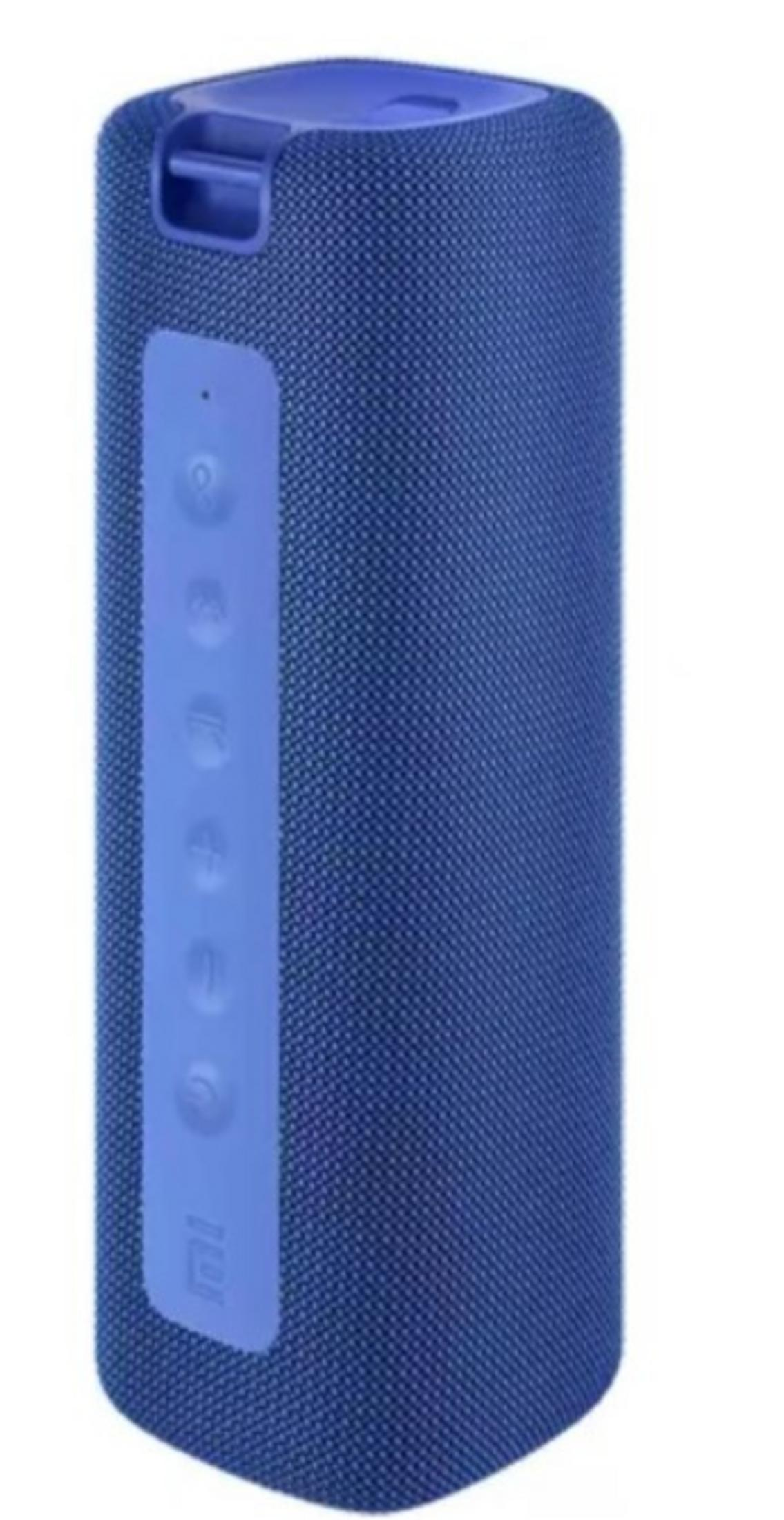 Niebieski głośnik przenośny z przyciskami sterującymi i pętelką na górze.