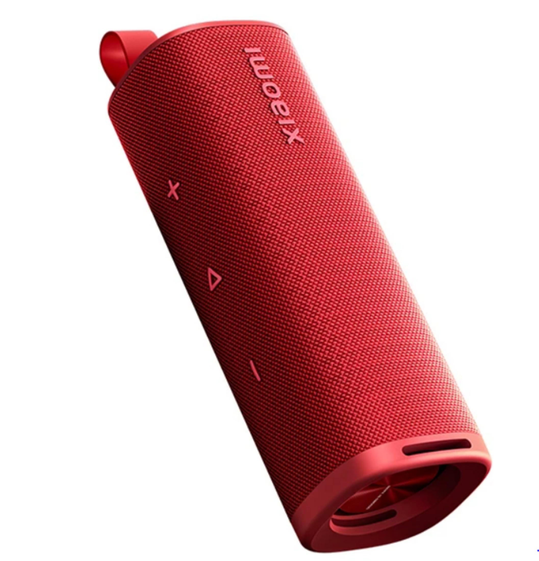 Czerwony głośnik Xiaomi z paskiem, przyciskami i logo.