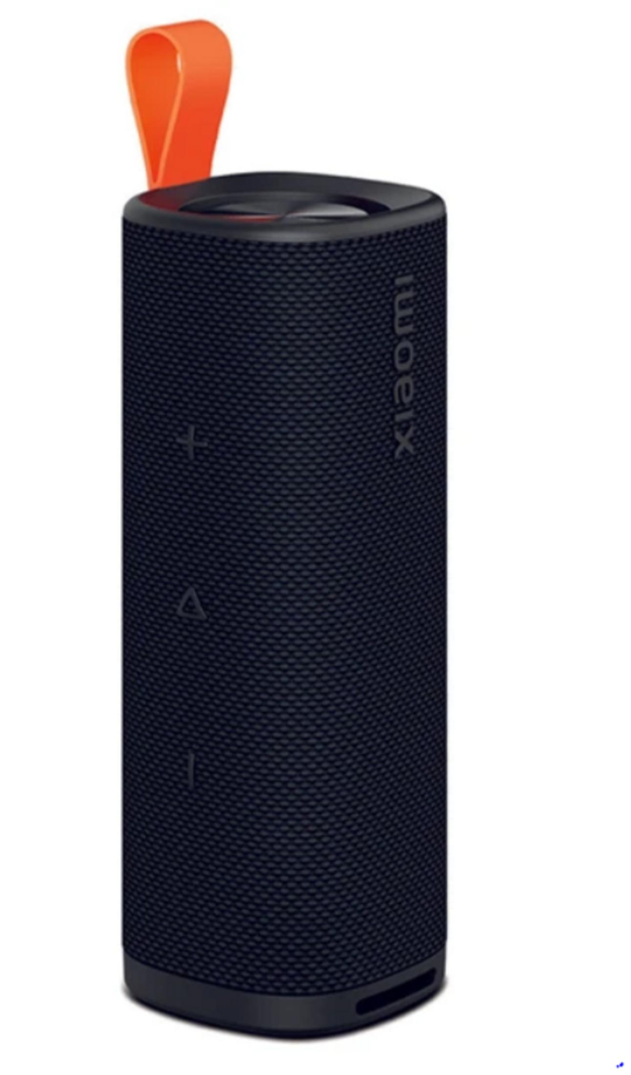 Czarny cylindryczny głośnik przenośny Xiaomi z pomarańczowym paskiem, przyciskami głośności i przyciskiem odtwarzania/pauzy.