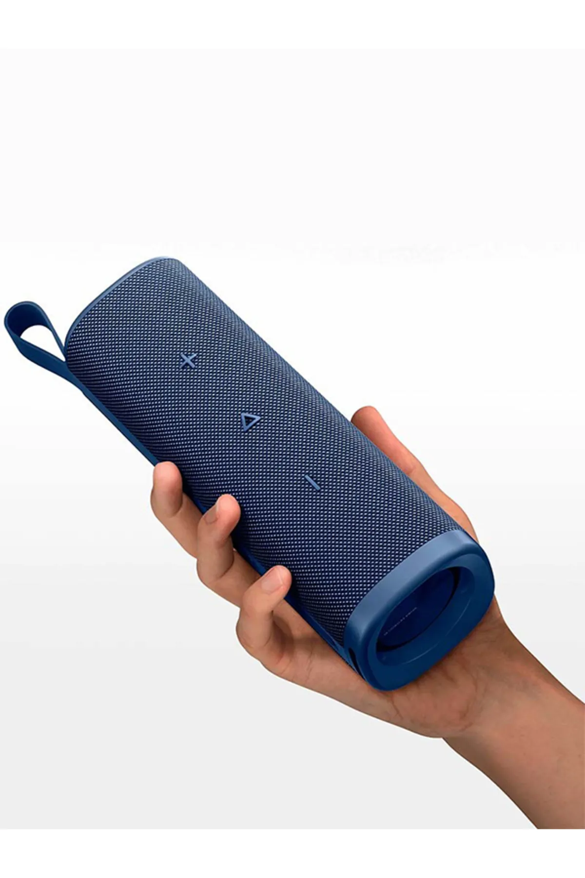 Dłoń trzyma niebieski, cylindryczny głośnik z paskiem.