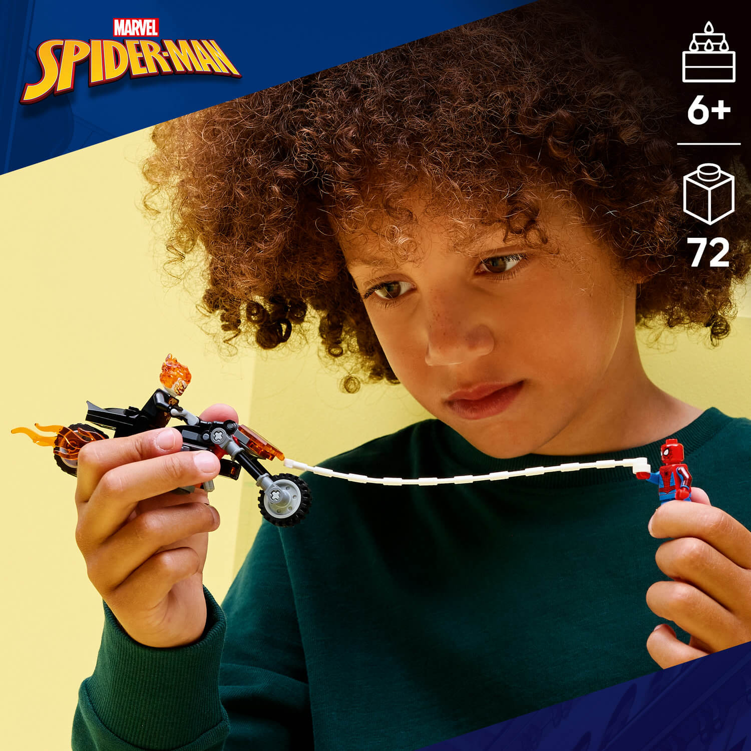 Çocuk, ağlı LEGO Örümcek Adam motosikletini ve figürünü tutuyor. Yaş 6+, 72 parça.