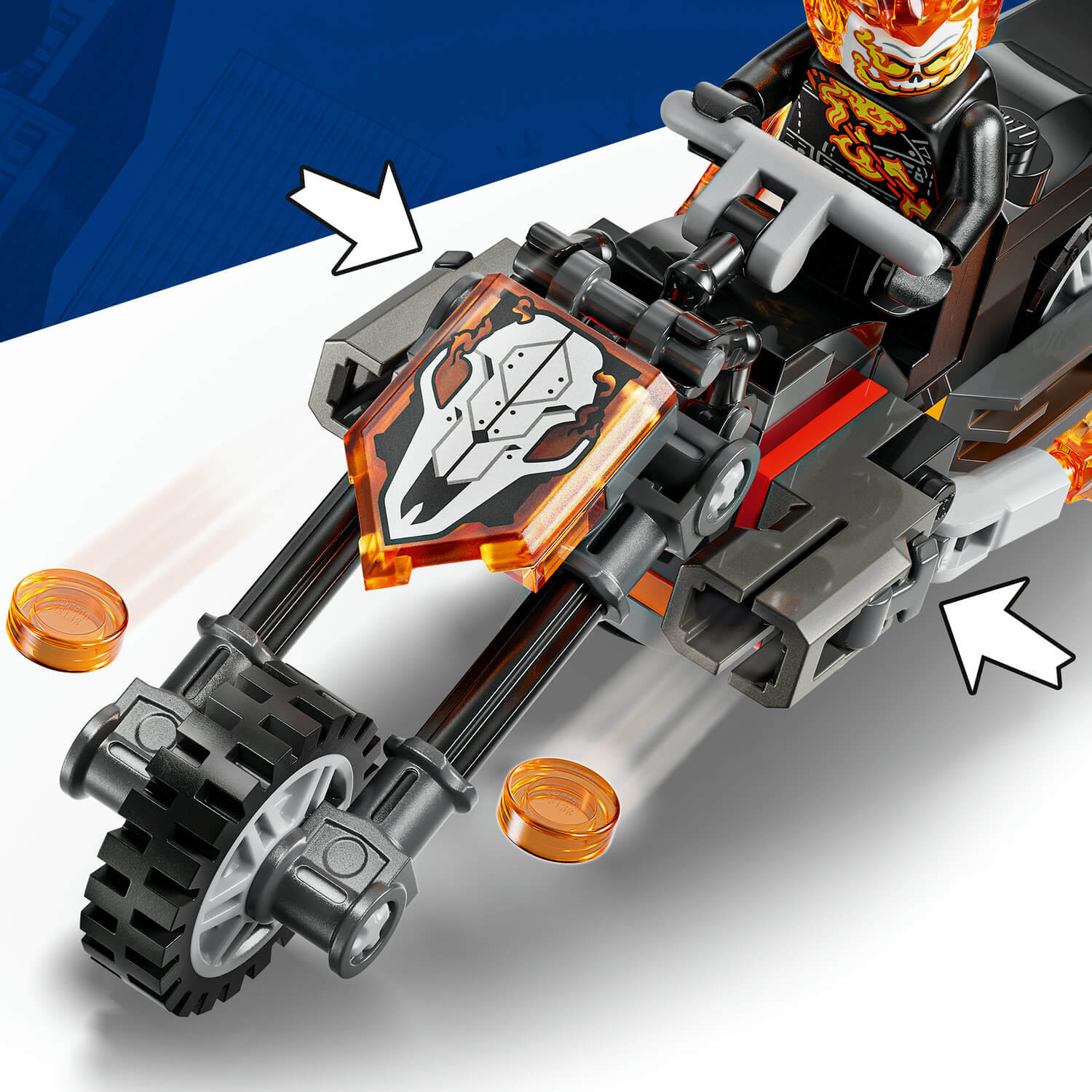 Alevli kafalı Lego karakteri kurukafa çıkartmalı motosiklet sürüyor.