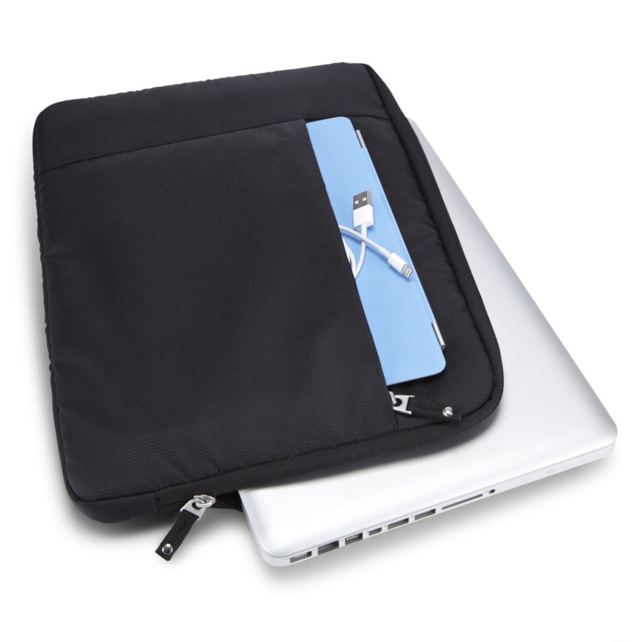 Un laptop argentato parzialmente dentro una custodia nera. Visibili un quaderno blu e un cavo di ricarica.