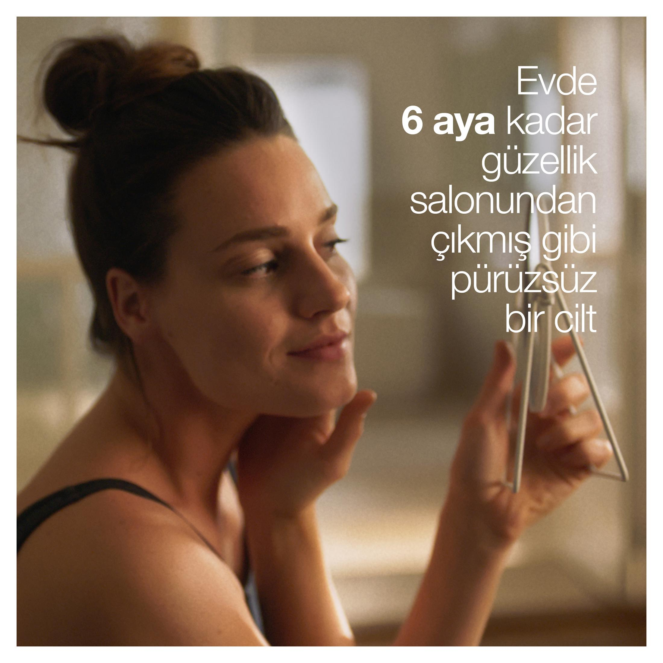 Kobieta z kokiem patrzy w lustro, reklama kosmetyków.