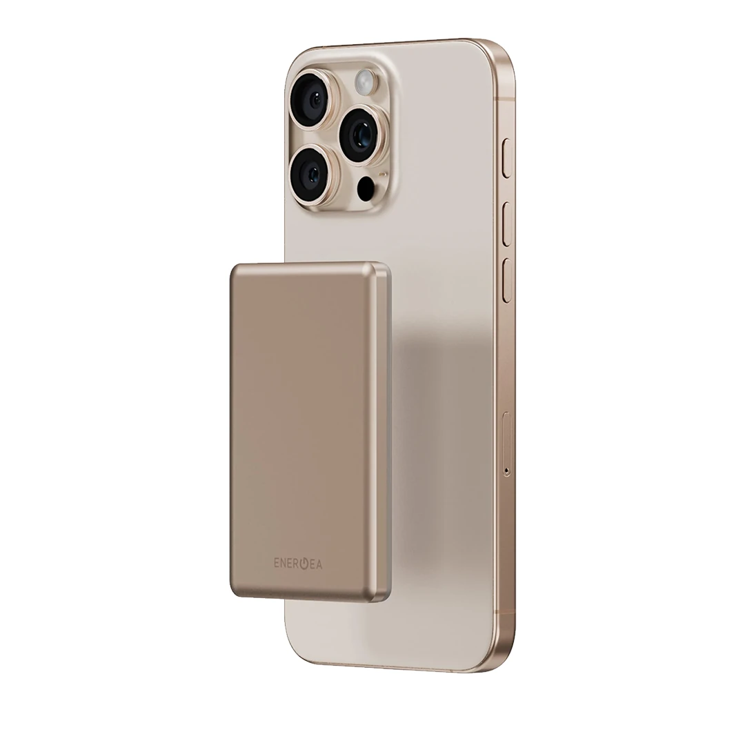 Altın rengi taşınabilir şarj cihazı, altın rengi bir iPhone'un arkasına takılıdır.