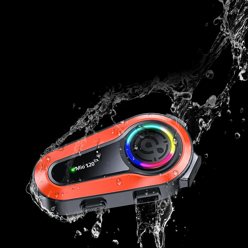 RGB halka ışıklı turuncu cihaz, Mio 120²x etiketli, su içinde.