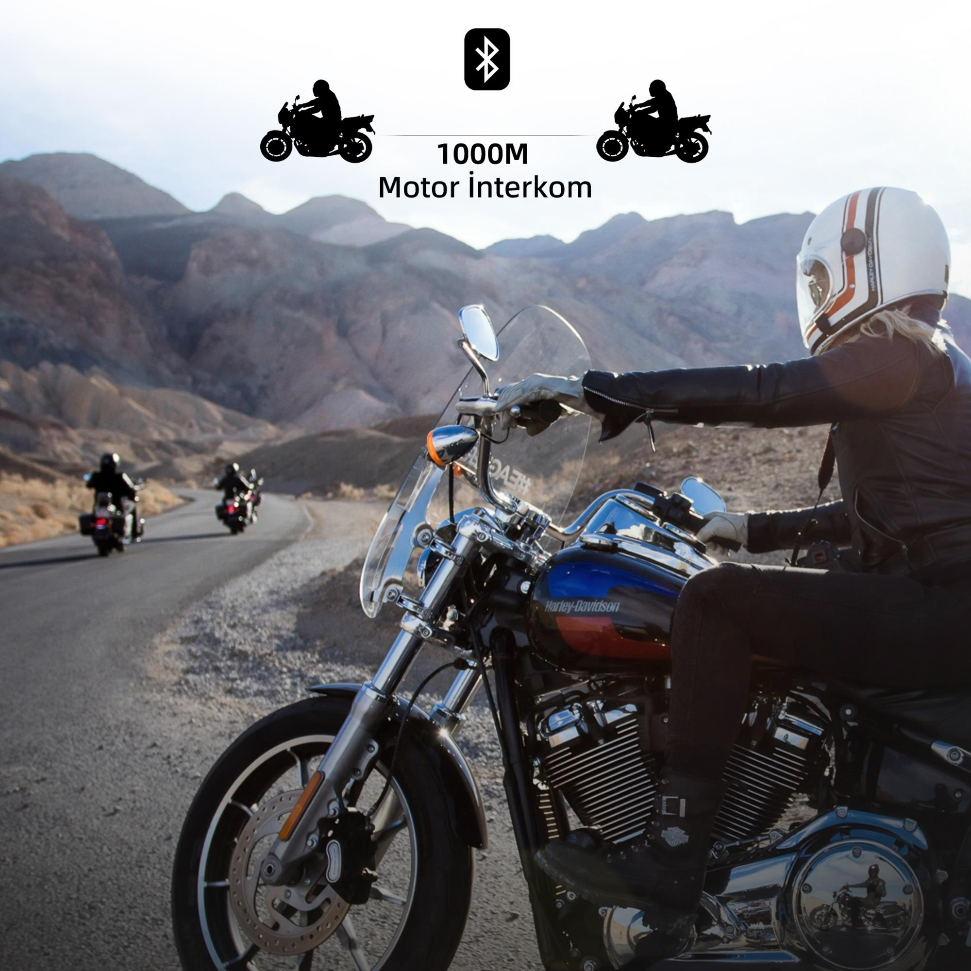 Kasklı ve deri ceketli motosikletli sürücü, dağlık manzara.