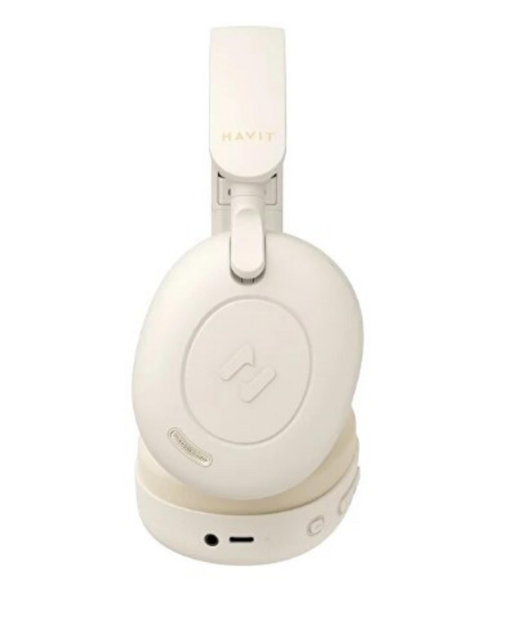 Białe słuchawki Havit z logo na nauszniku i widocznymi portami.