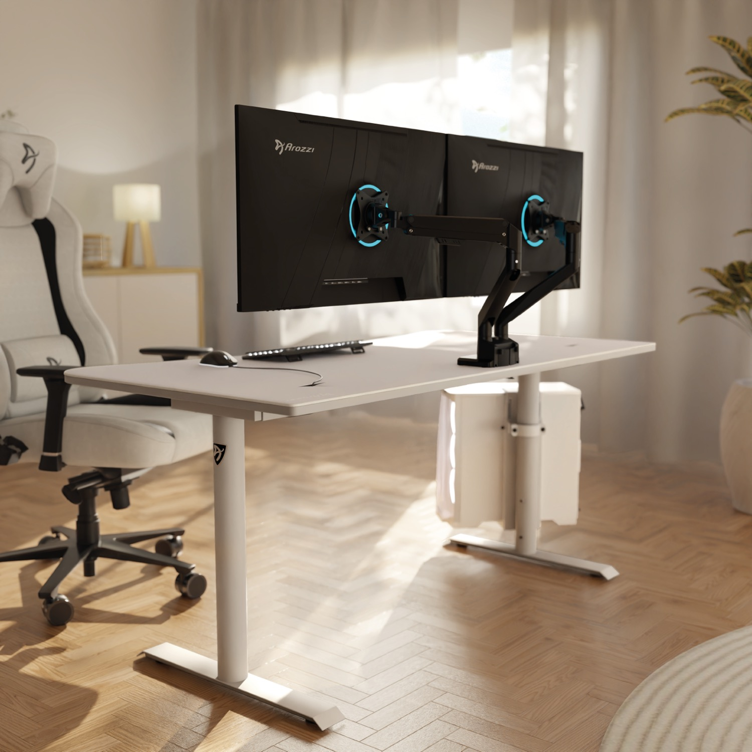 Een bureau met twee monitoren, een stoel, een computerkast en een lamp.